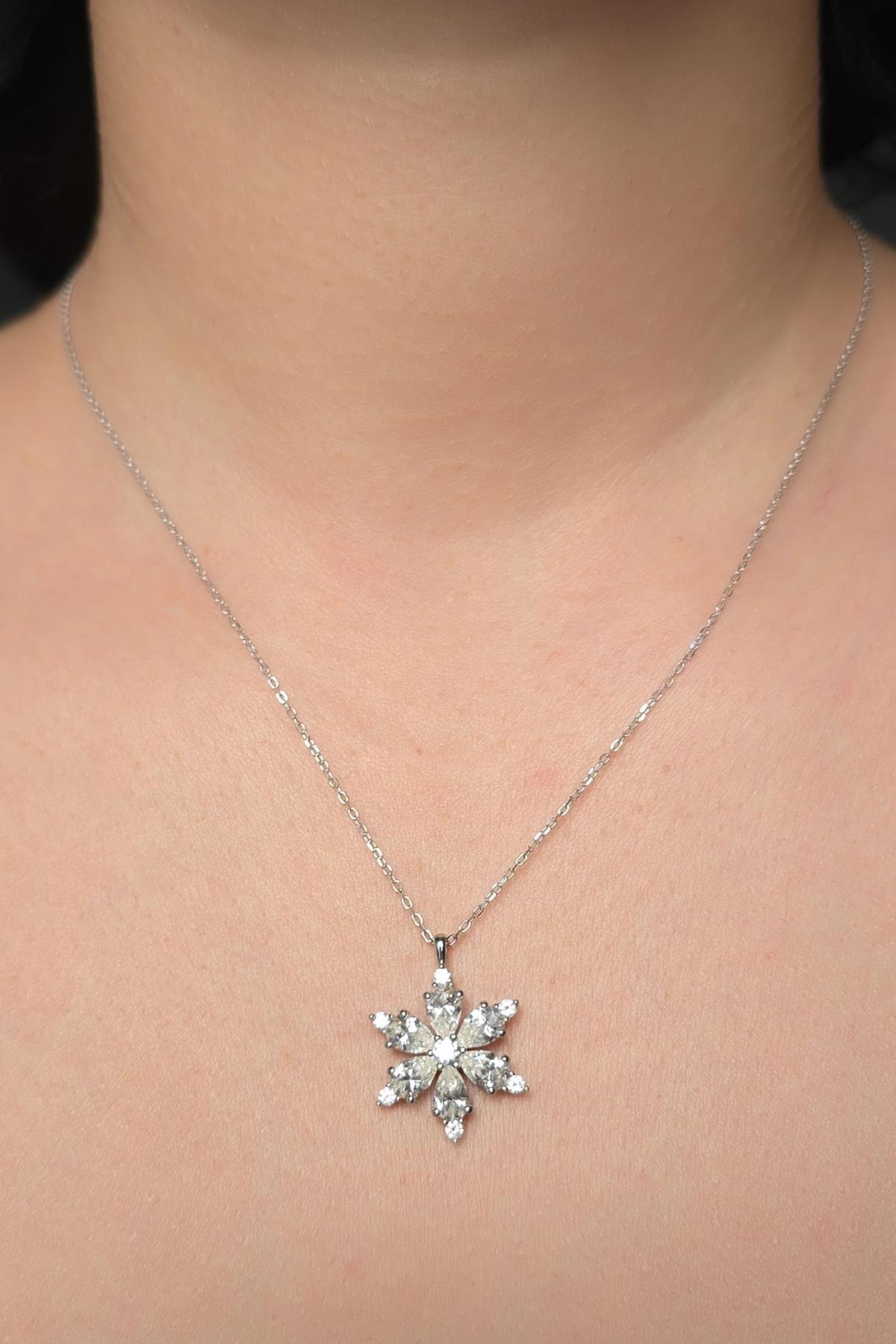 İTHAL MOZANİT KAR TANESİ GÜMÜŞ KOLYE