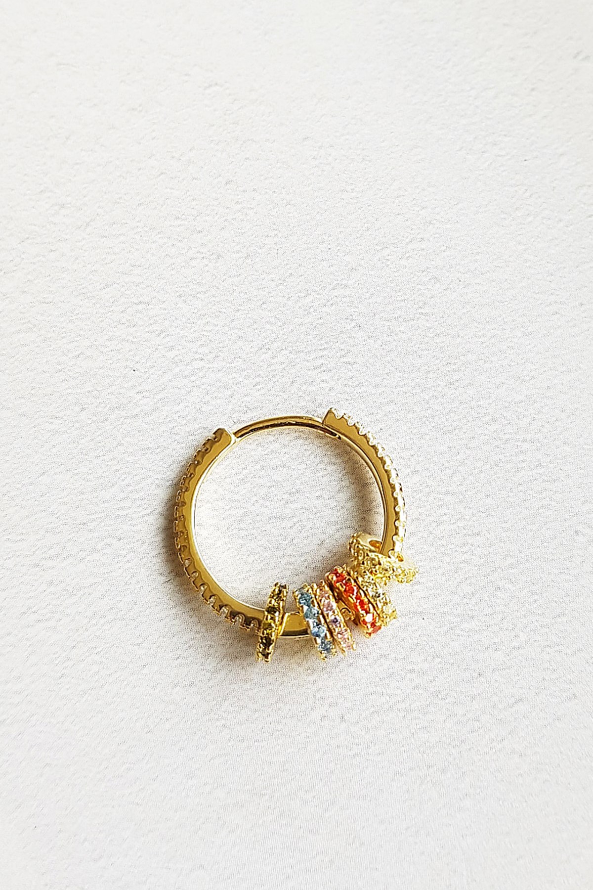 İTHAL TEKLİ HALKA MİNİ RENKLERLE GÜMÜŞ KÜPE