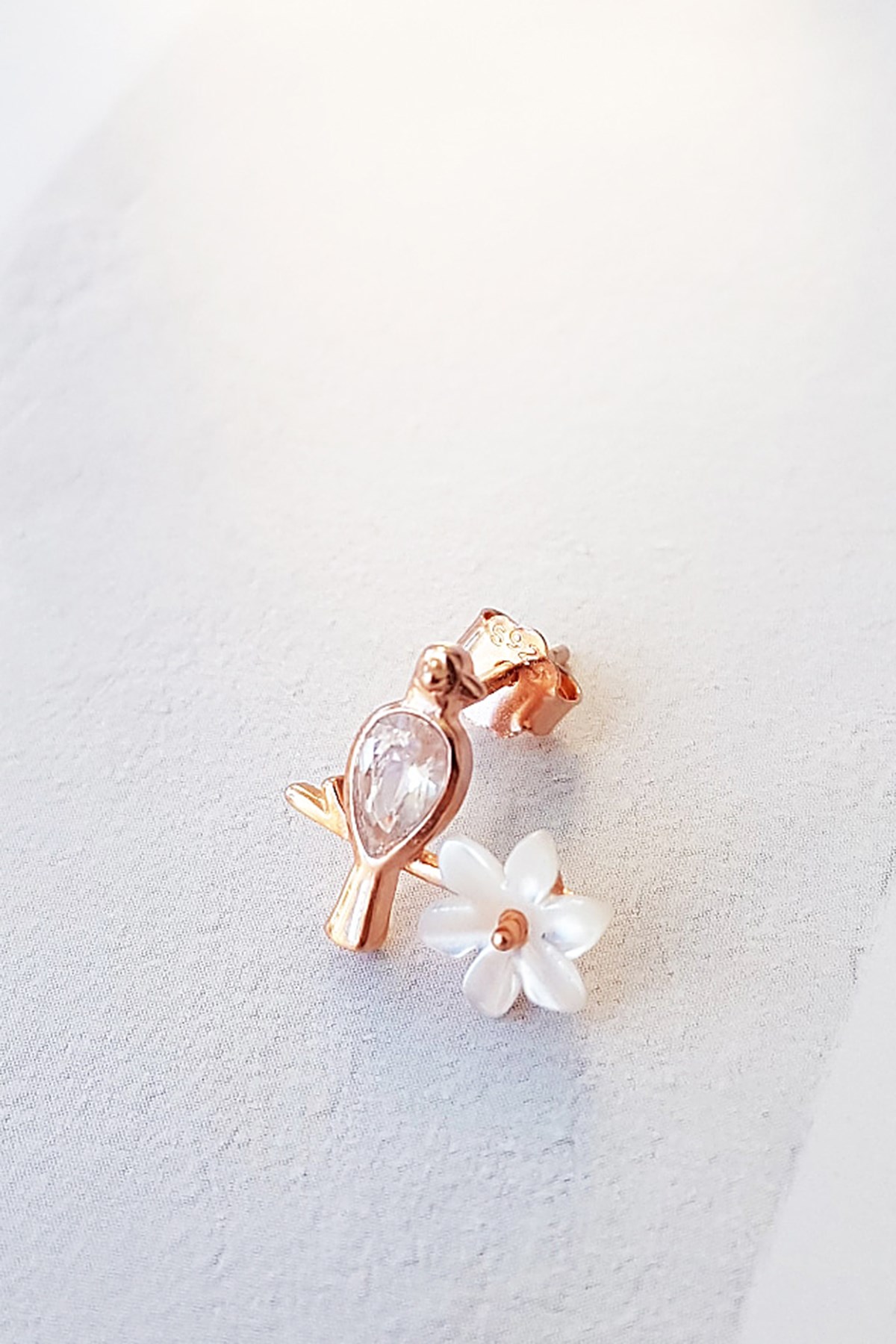 İTHAL TEKLİ KUŞ MANOLYA GÜMÜŞ KÜPE