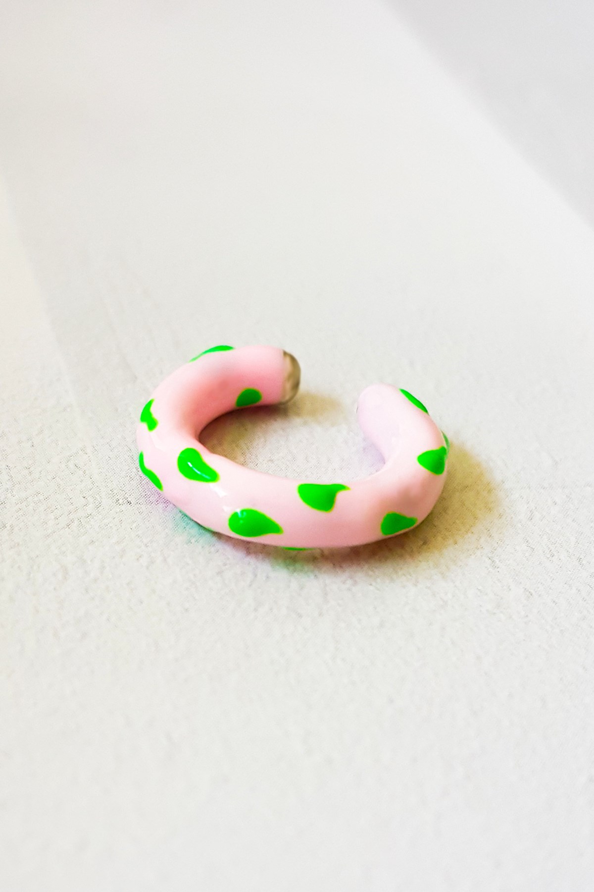 TEKLİ 2,5 CM PEMBE ÜZERİ YEŞİL BENEK MİNELİ GÜMÜŞ KIKIRDAK KÜPE