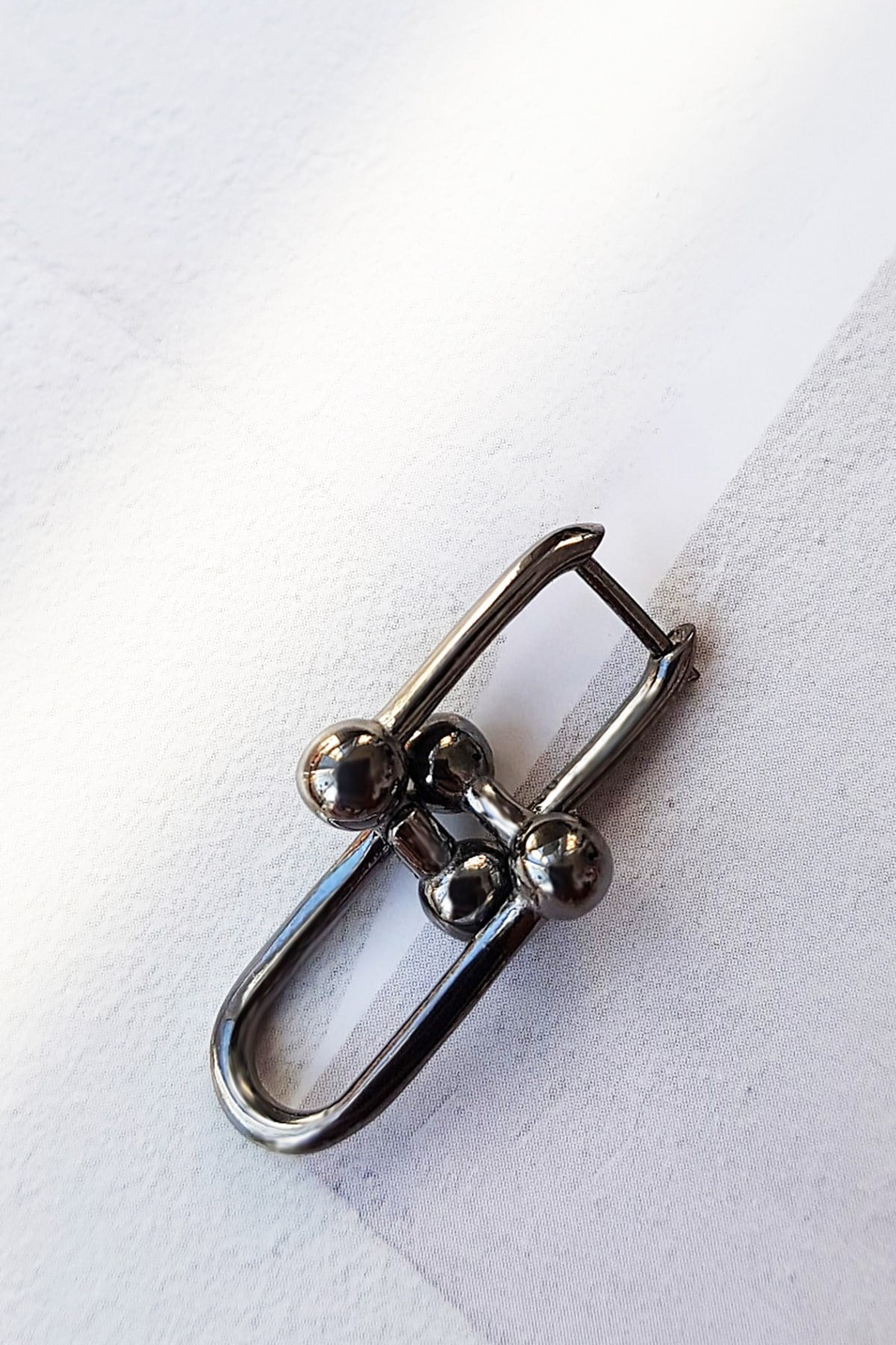 TEKLİ BLACK TİFF GÜMÜŞ KÜPE