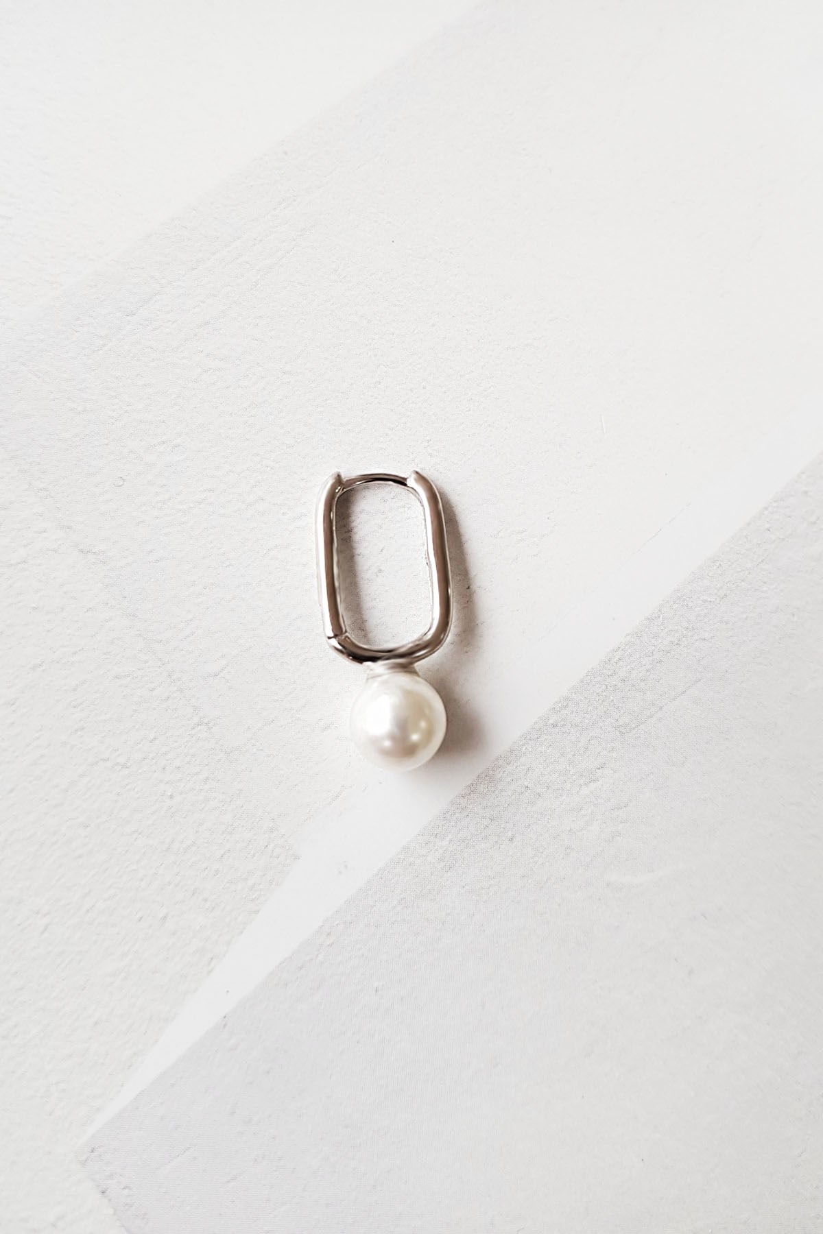 TEKLİ İTHAL MİNİ DİKDÖRTGEN İNCİ GÜMÜŞ KÜPE