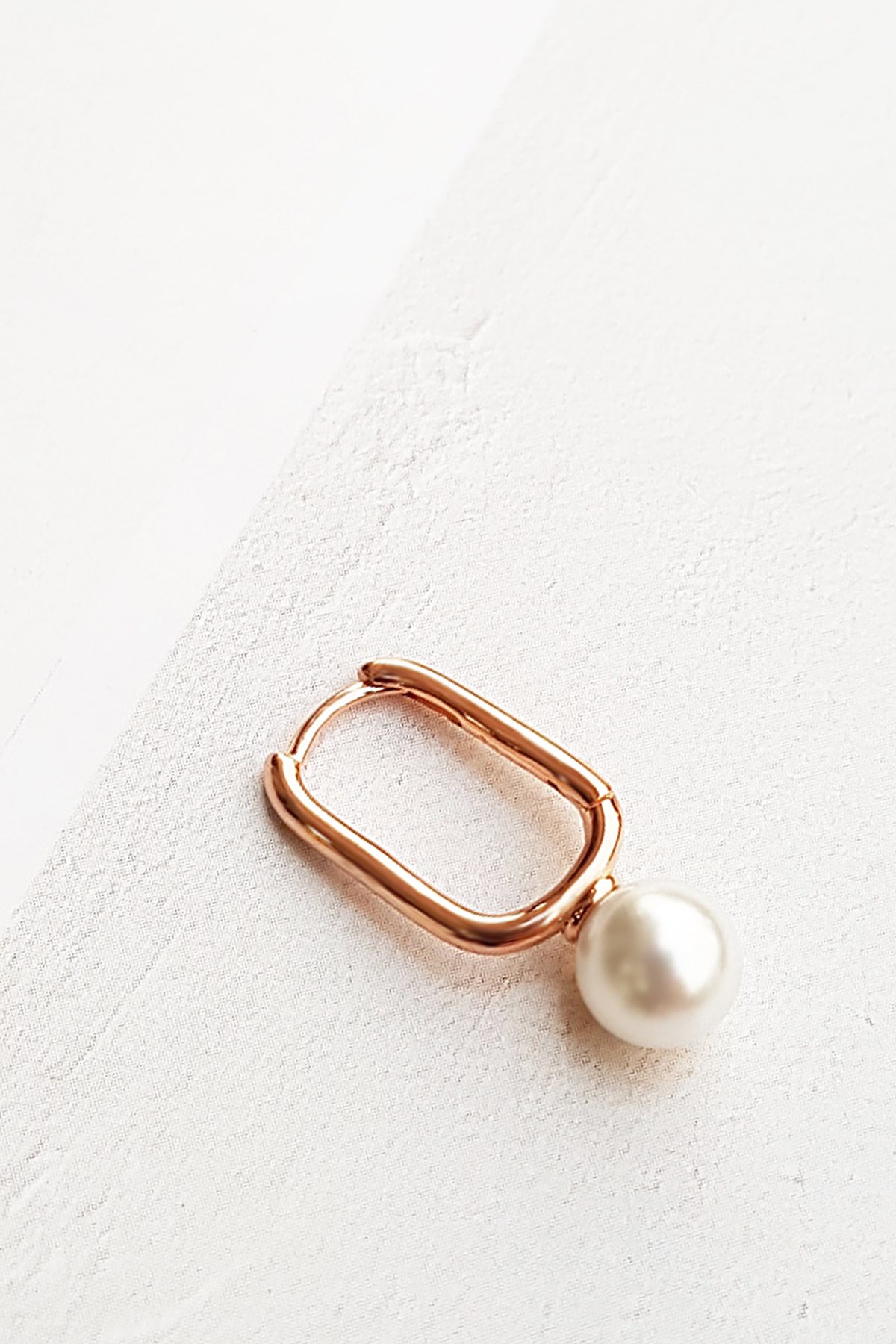 TEKLİ İTHAL MİNİ DİKDÖRTGEN İNCİ GÜMÜŞ KÜPE