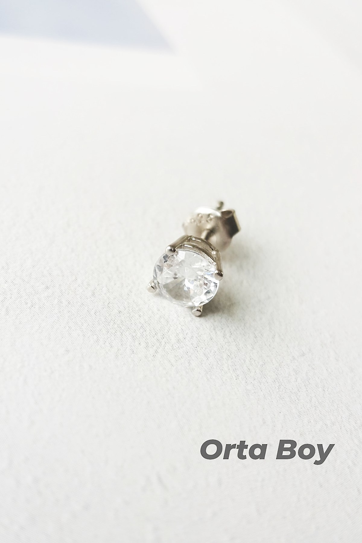 TEKLİ İTHAL ORTA BOY TEKTAŞ GÜMÜŞ KÜPE