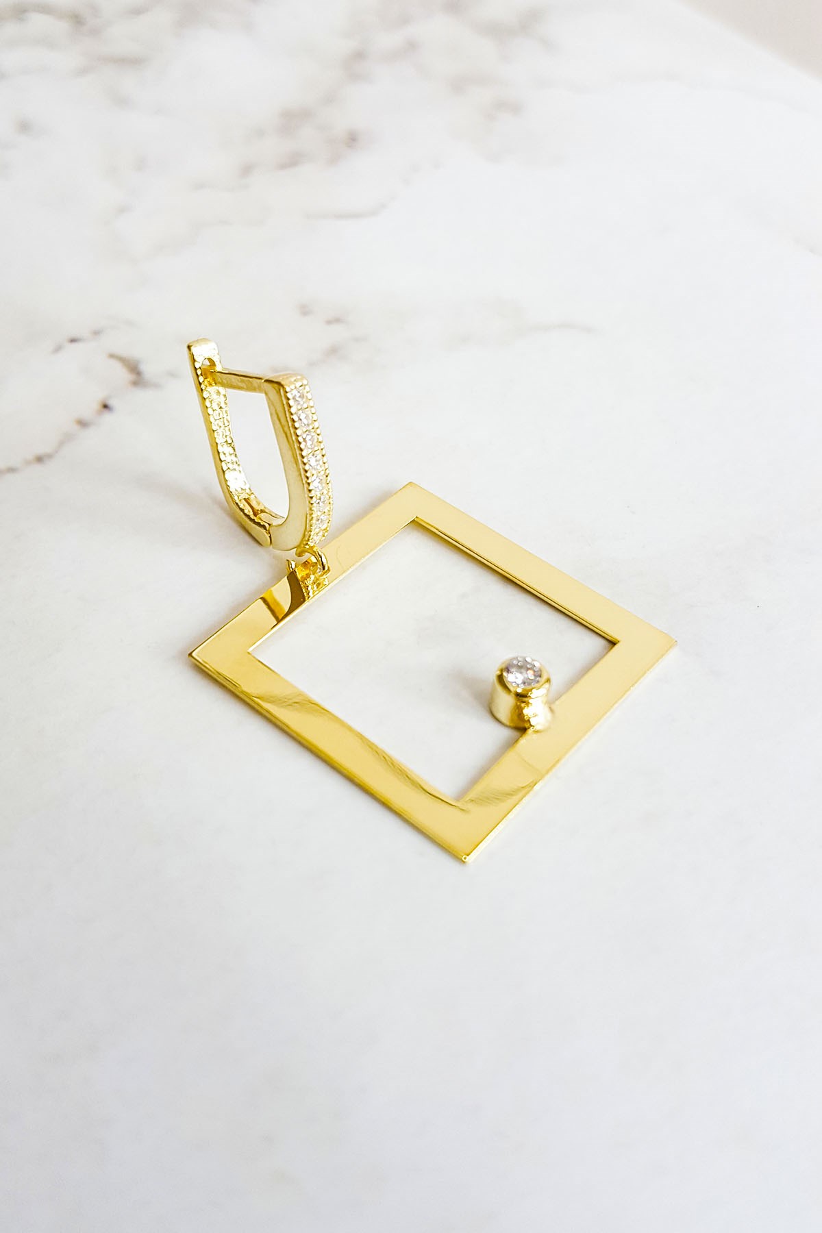 TEKLİ KARE GÜMÜŞ KÜPE