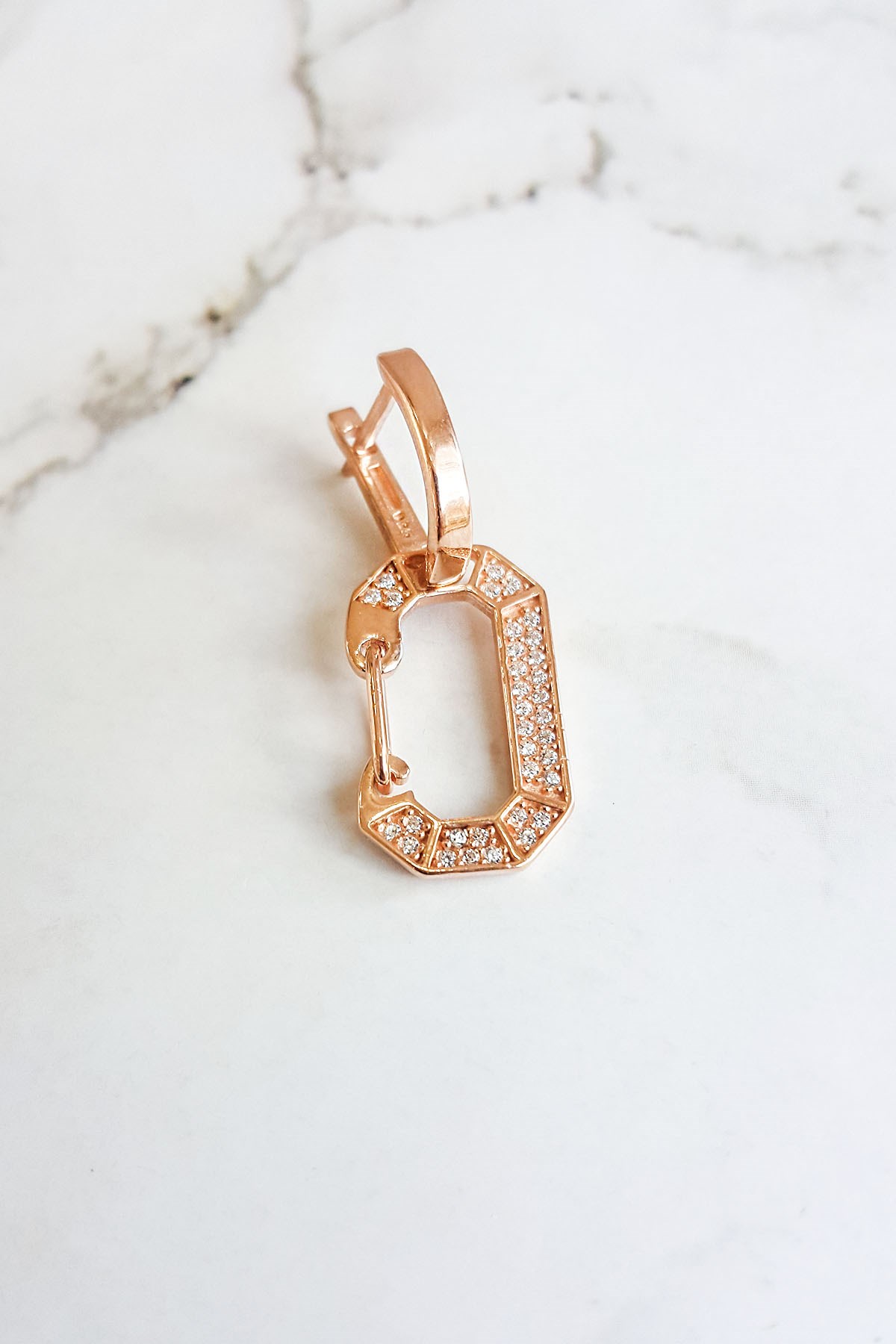 TEKLİ ZİRKON TAŞLI DİKDÖRTGEN ORTA BOY GÜMÜŞ KÜPE