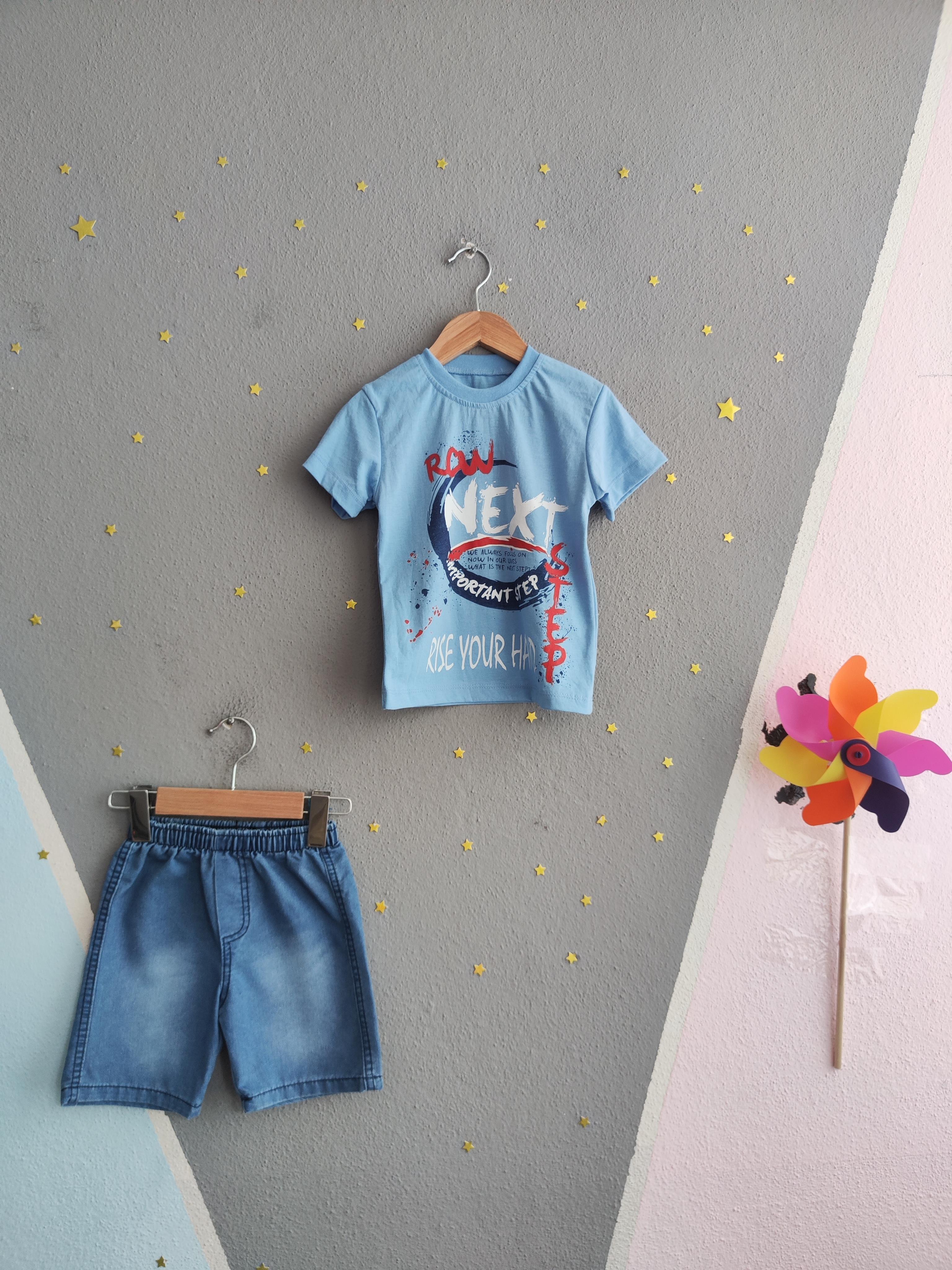 1580  -Next Baskılı Kot Şortlu Erkek Takım- Açık Mavi