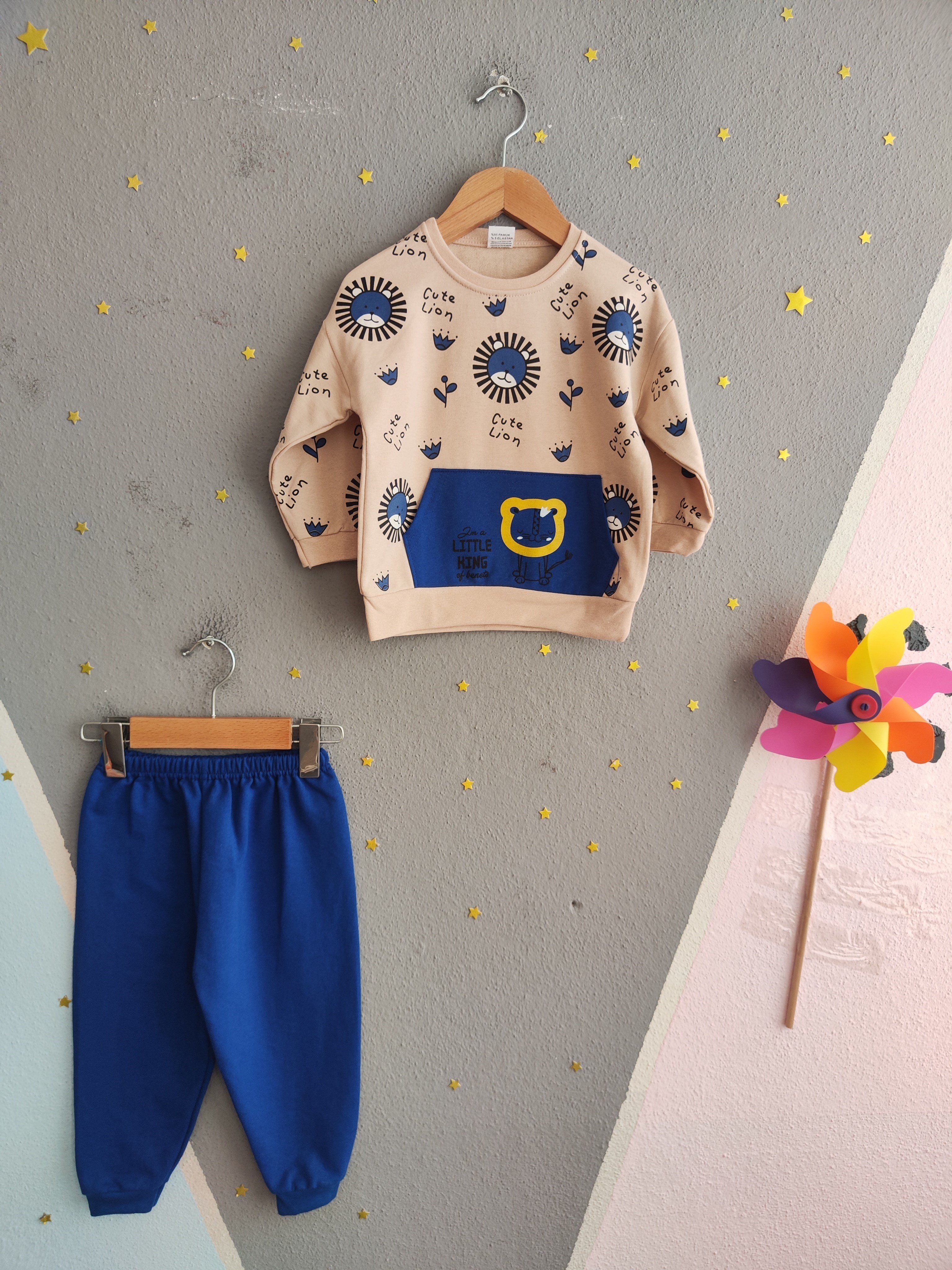 1923 - Aslan Baskılı Mevsimlik Erkek Çocuk Takım - Krem - Saks