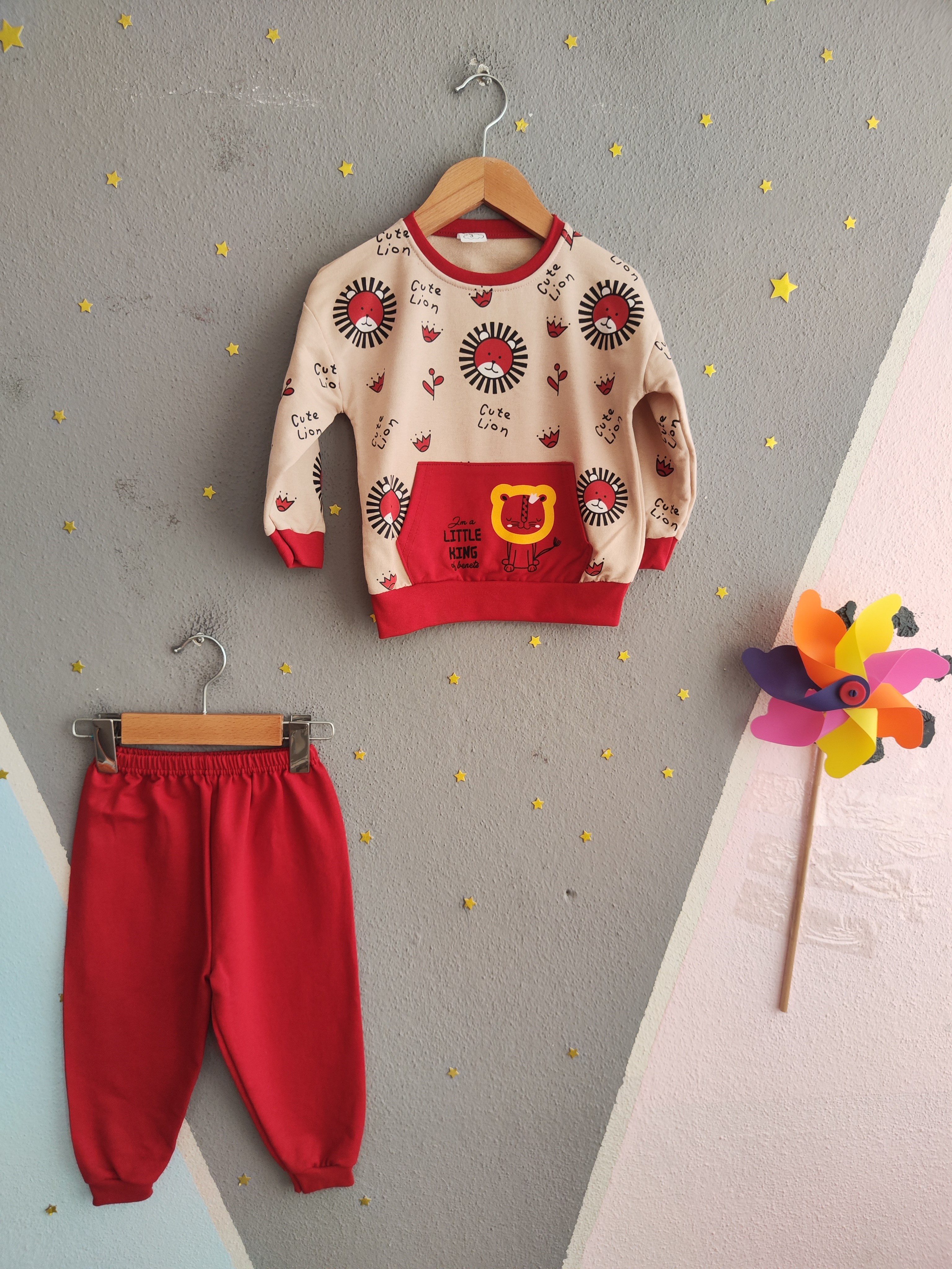 1923 - Aslan Baskılı Mevsimlik Erkek Çocuk Takım - Krem - Kırmızı