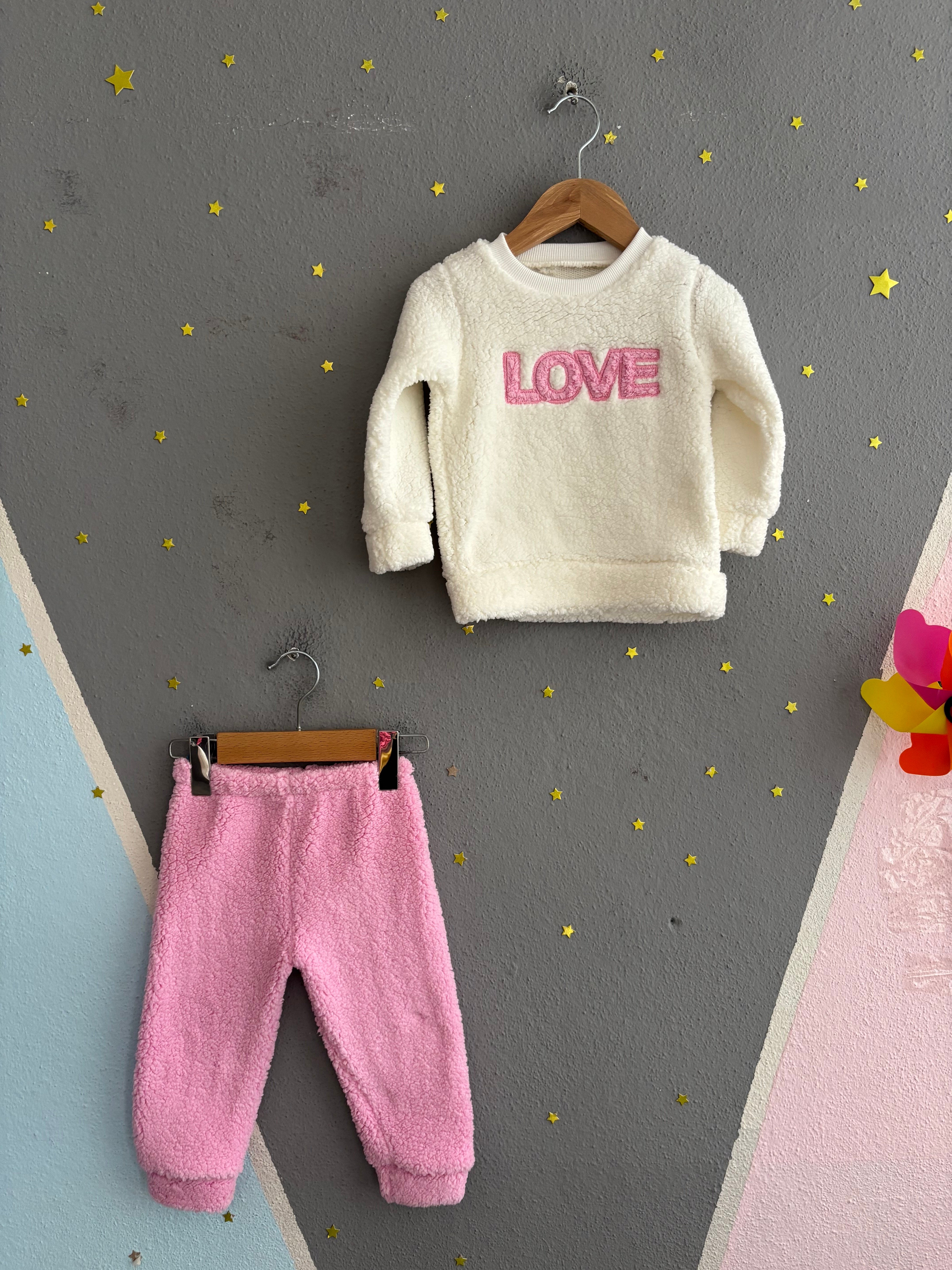 2153 - Love Baskılı Peluş Kumaş Kız Bebek Takımı - Pembe