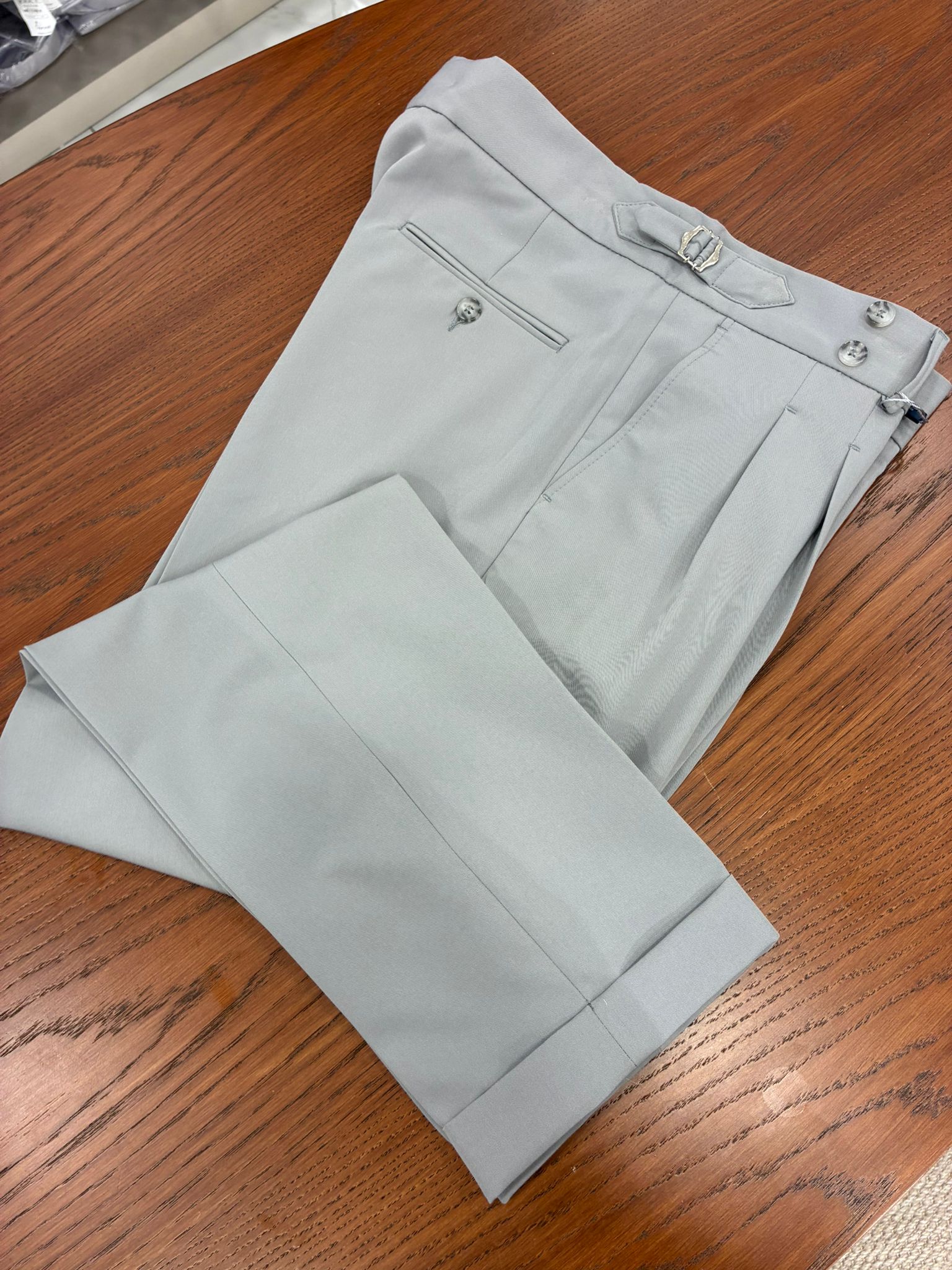 Erkek Regular Fit Yüksek Bel Piliseli Tokalı Kumaş Pantolon - Açık gri