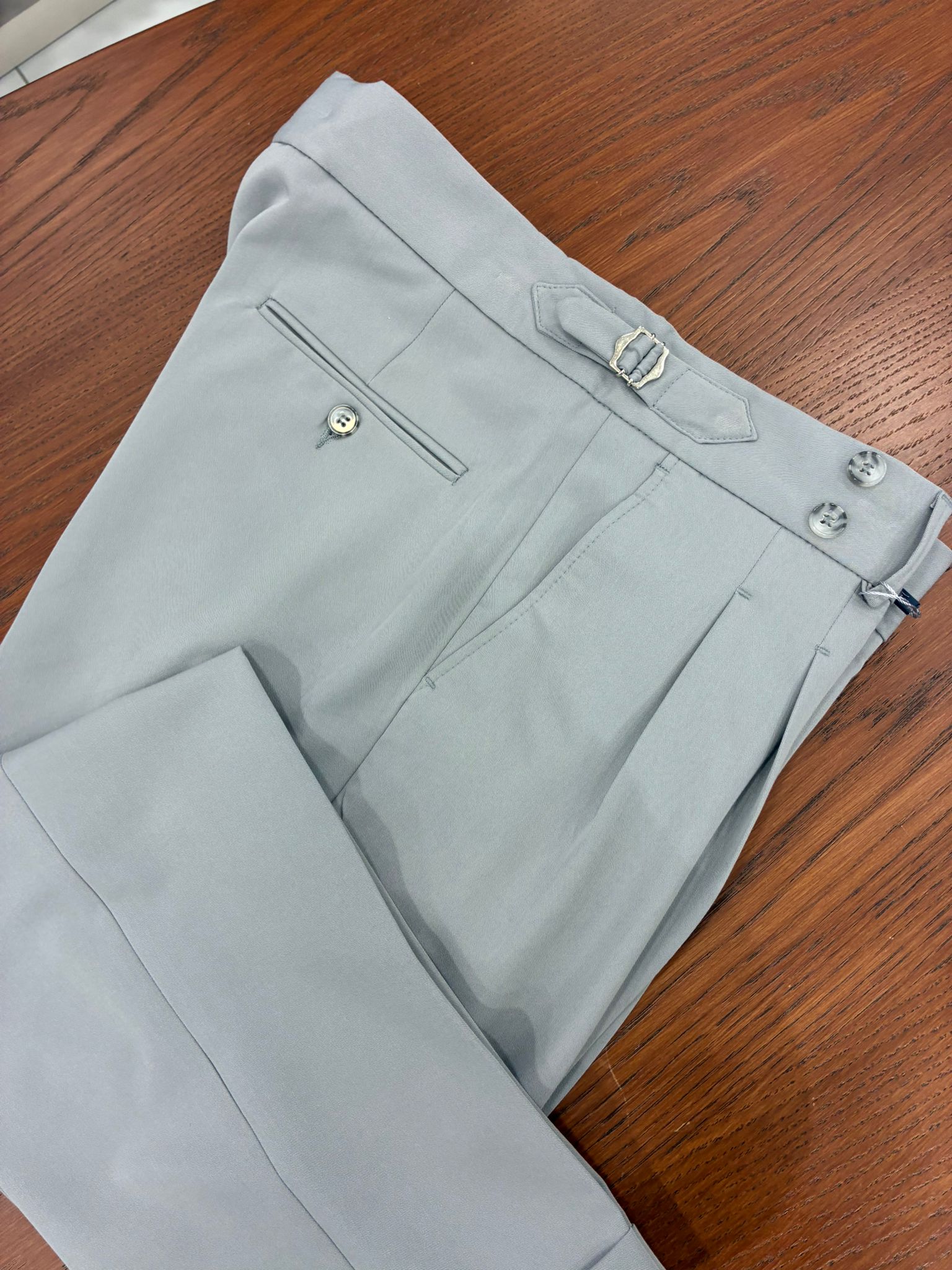 Erkek Regular Fit Yüksek Bel Piliseli Tokalı Kumaş Pantolon - Açık gri