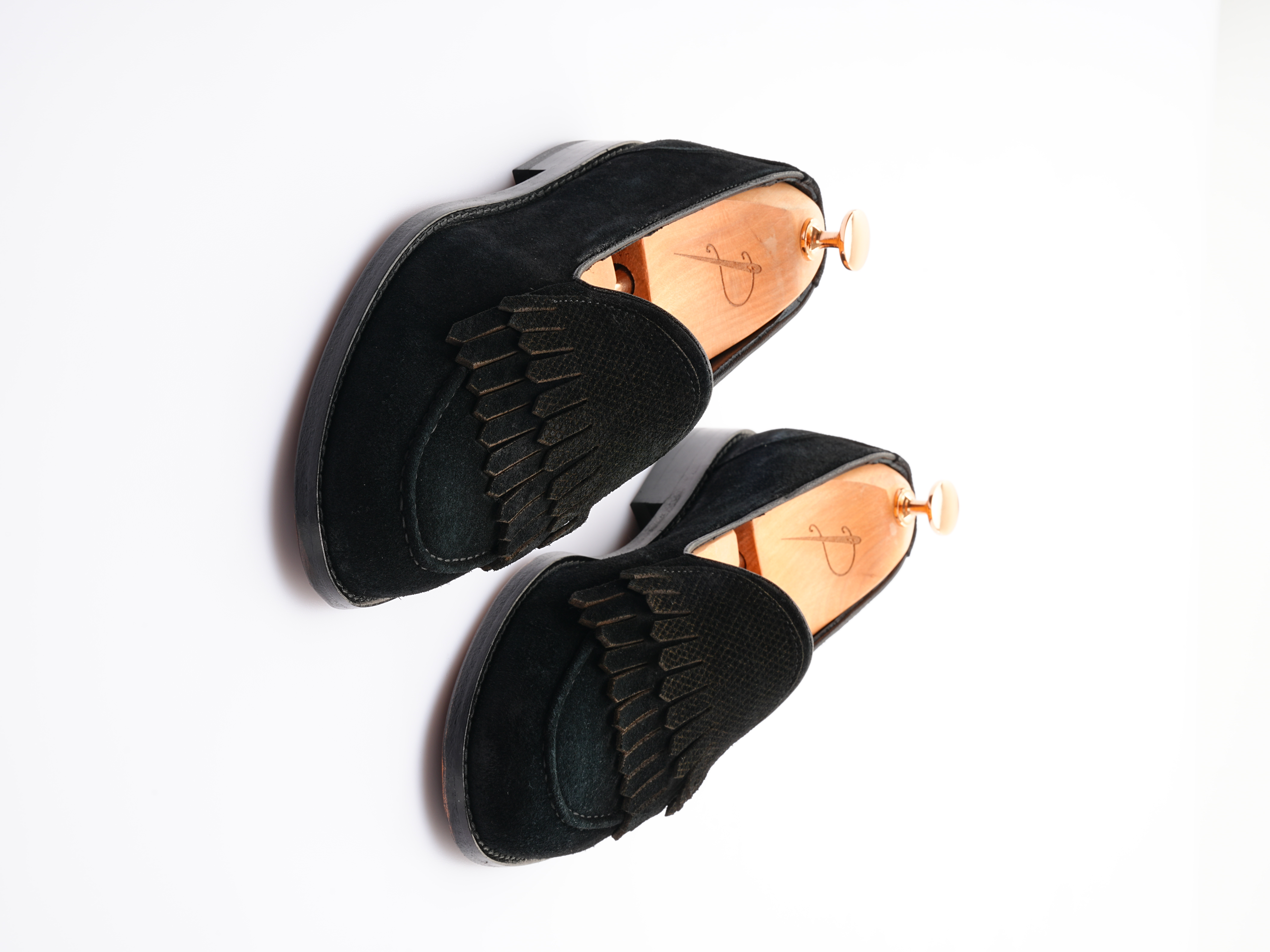 Metis süet deri
Dana astar 
Double kösele
Özel el boyama kösele rengi Ayakkabı - Siyah