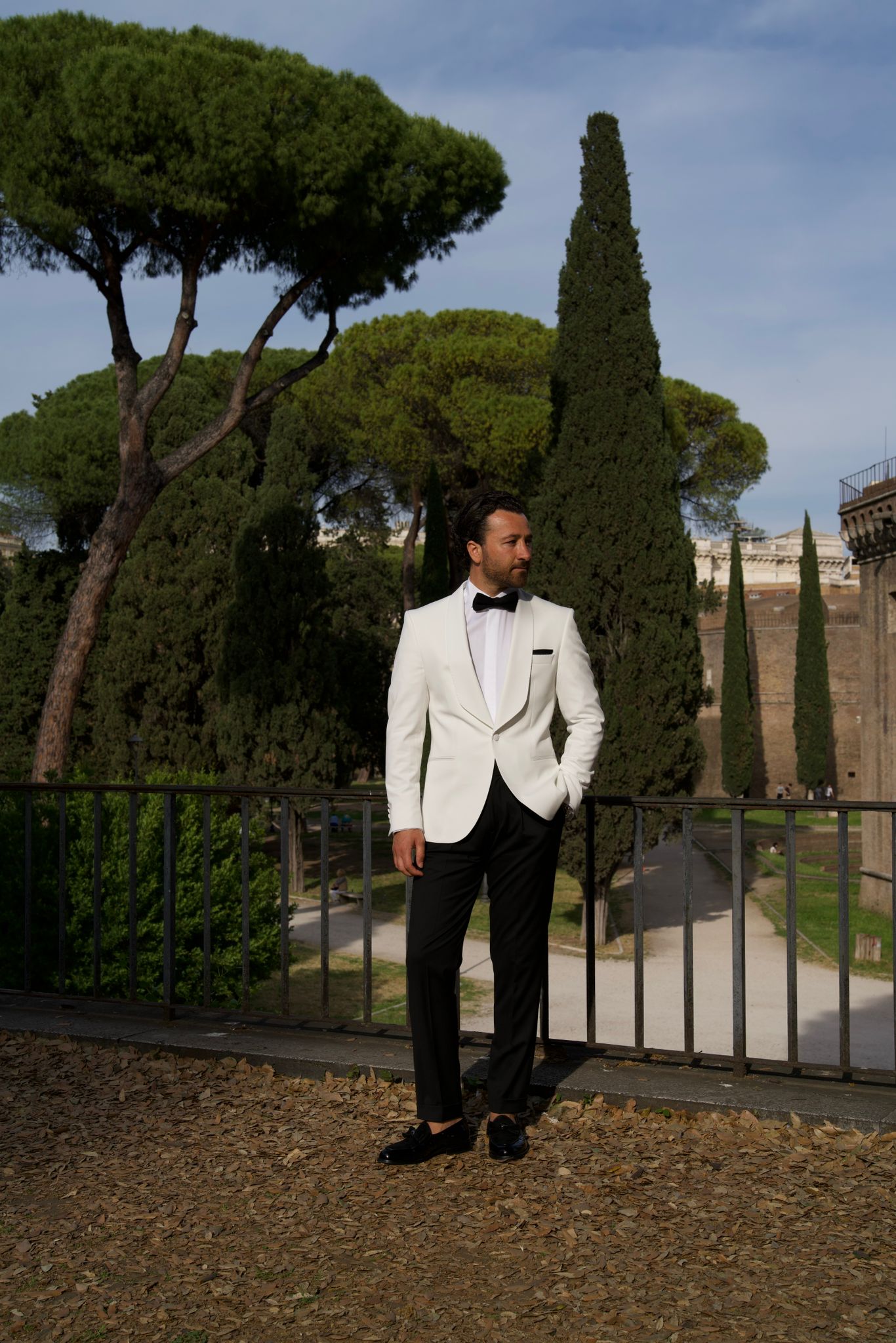 قسط الرجال سليم صالح النمط الإيطالي مزدوجة الصدر سهرة الشرير شال طية صدر السترة العريس سترة بنطلون ربطة القوس فيونكة - أبيض