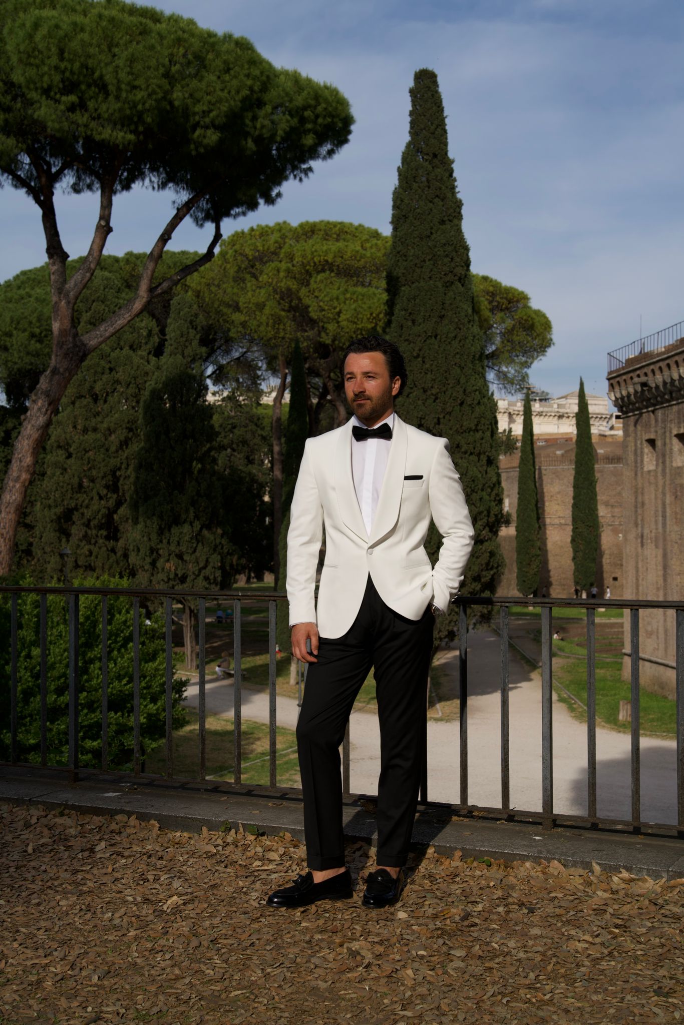 قسط الرجال سليم صالح النمط الإيطالي مزدوجة الصدر سهرة الشرير شال طية صدر السترة العريس سترة بنطلون ربطة القوس فيونكة - أبيض