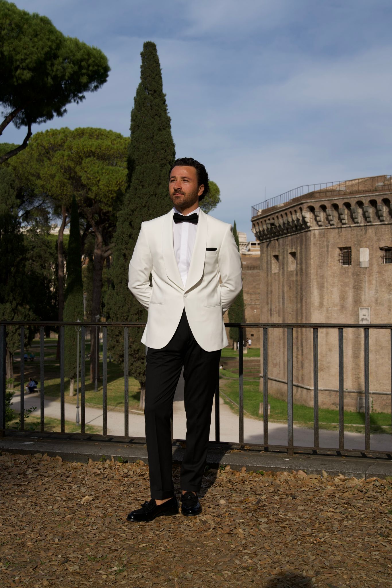 قسط الرجال سليم صالح النمط الإيطالي مزدوجة الصدر سهرة الشرير شال طية صدر السترة العريس سترة بنطلون ربطة القوس فيونكة - أبيض