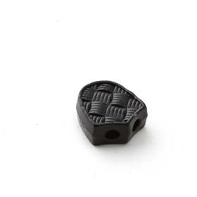 Desenli Siyah Metal Üçgen