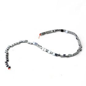 Kare Piramit Kesim Çift Delikli Hematit Boncuk