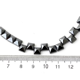 Kare Piramit Kesim Çift Delikli Hematit Boncuk