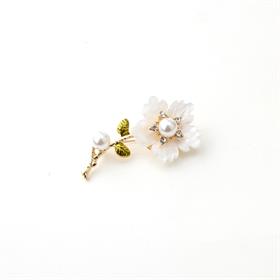 Sedef Yapraklı Çiçek Broş