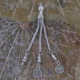 Üçlü, Tuğra Desenli Metal Püskül