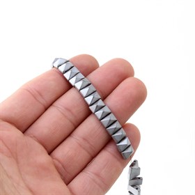 Uzun Piramit Kesim Çift Delikli Mat Hematit Boncuk