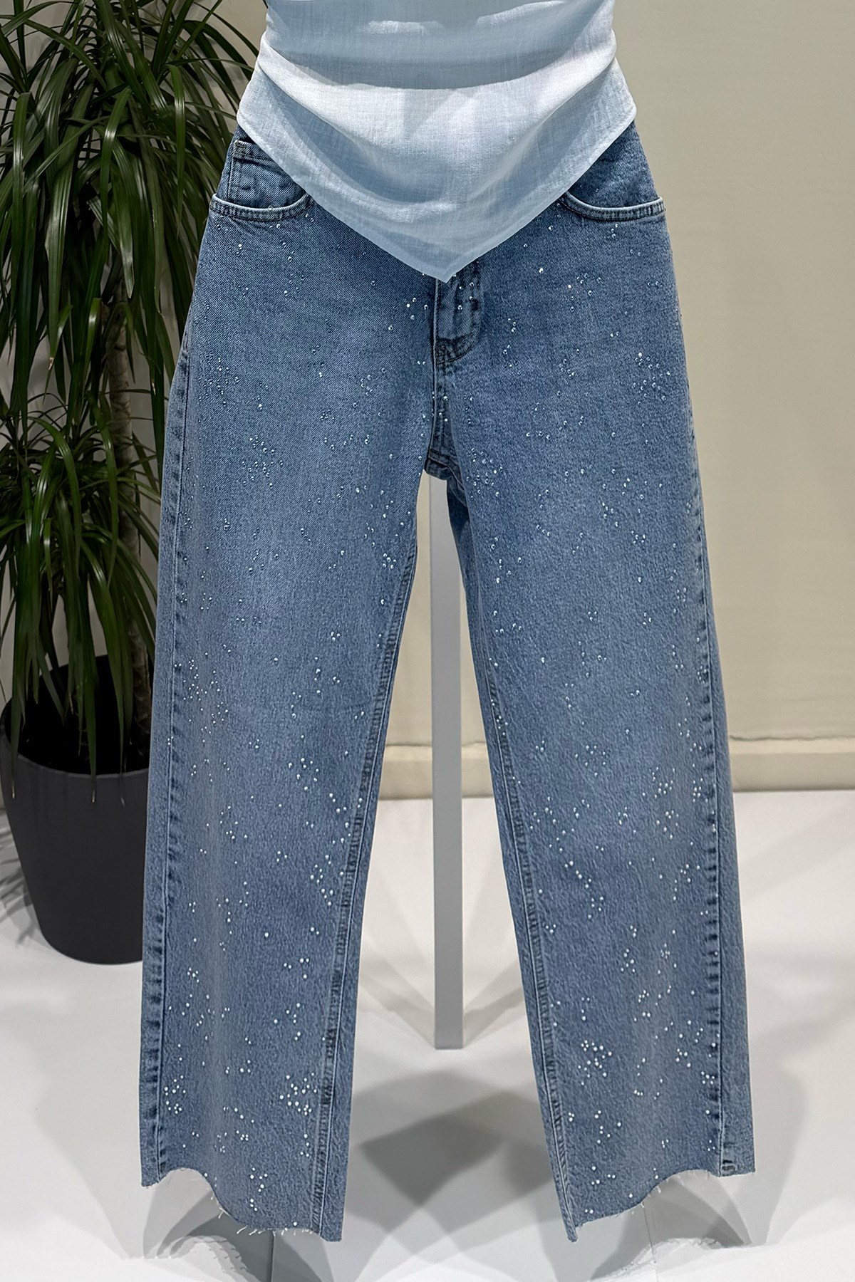 Açık Kar Yıkama Gümüş Taş Detaylı Straight Jean