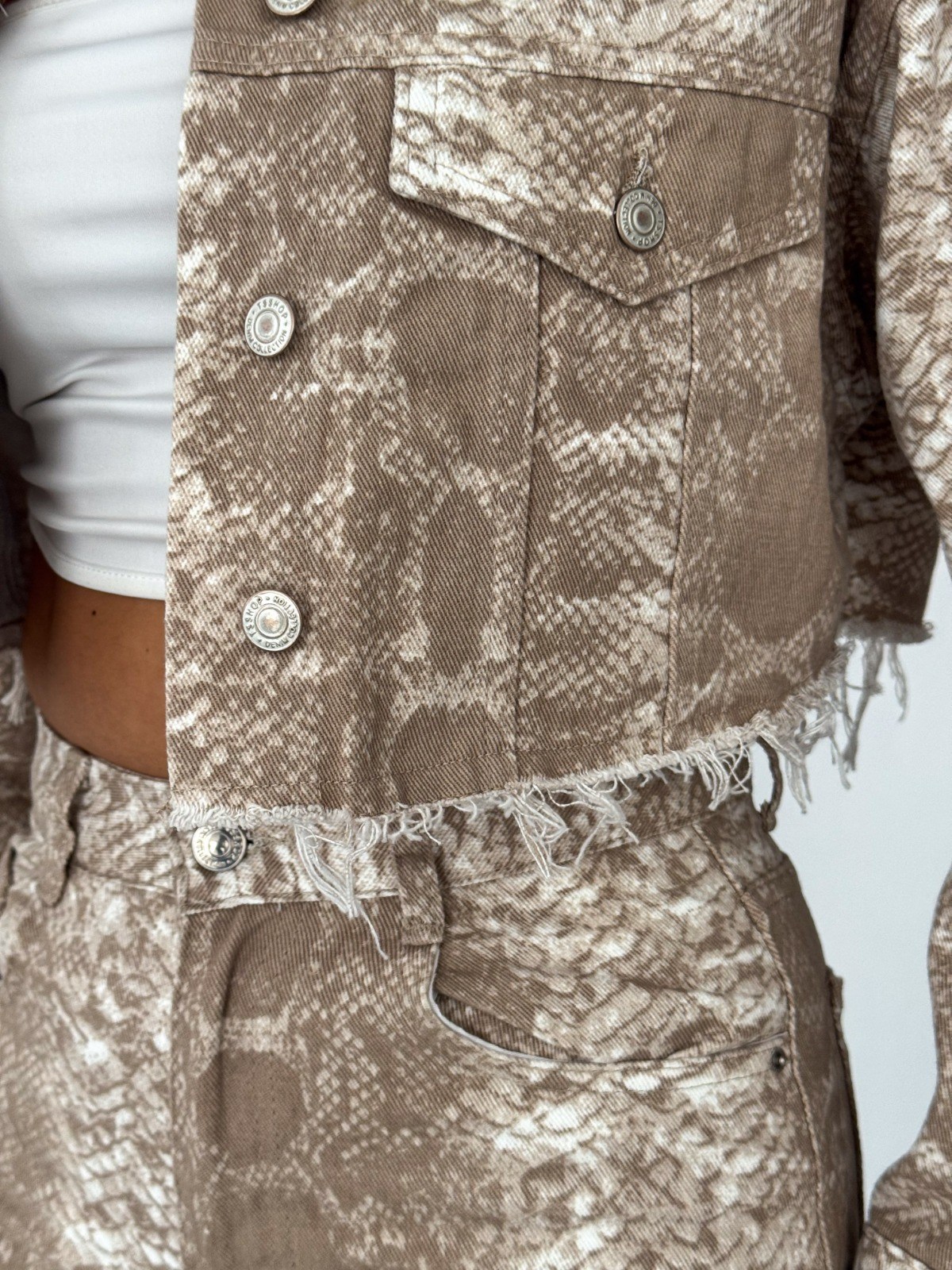 Bej Yılan Desenli Crop Denim Ceket