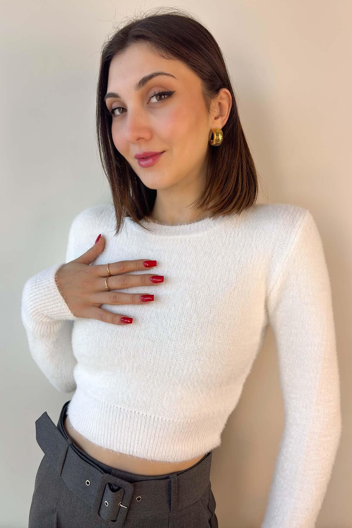 Beyaz Bisiklet Yaka Yumoş Crop Kazak