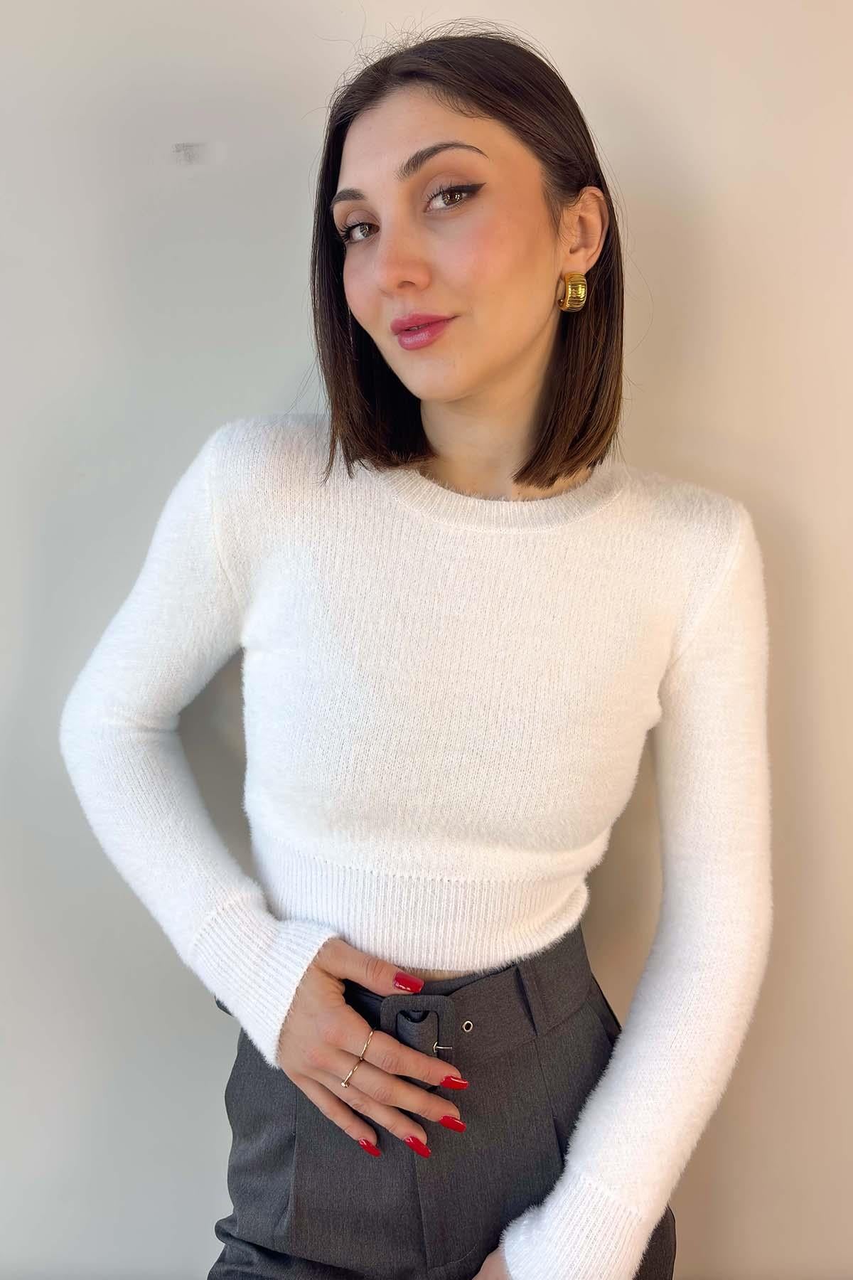 Beyaz Bisiklet Yaka Yumoş Crop Kazak