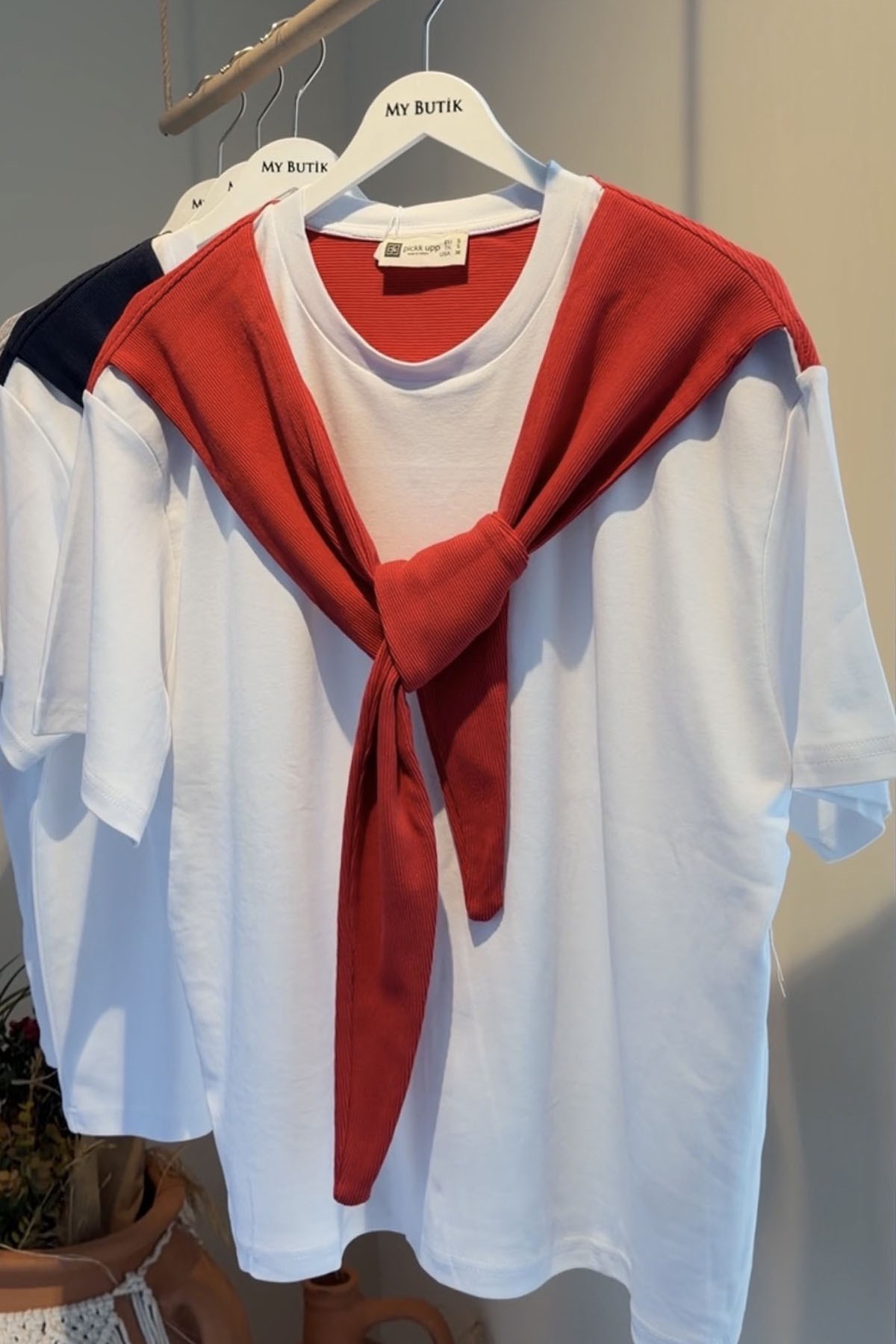 Beyaz-Kırmızı Kaşkorse Atkılı Kısakollu T-Shirt