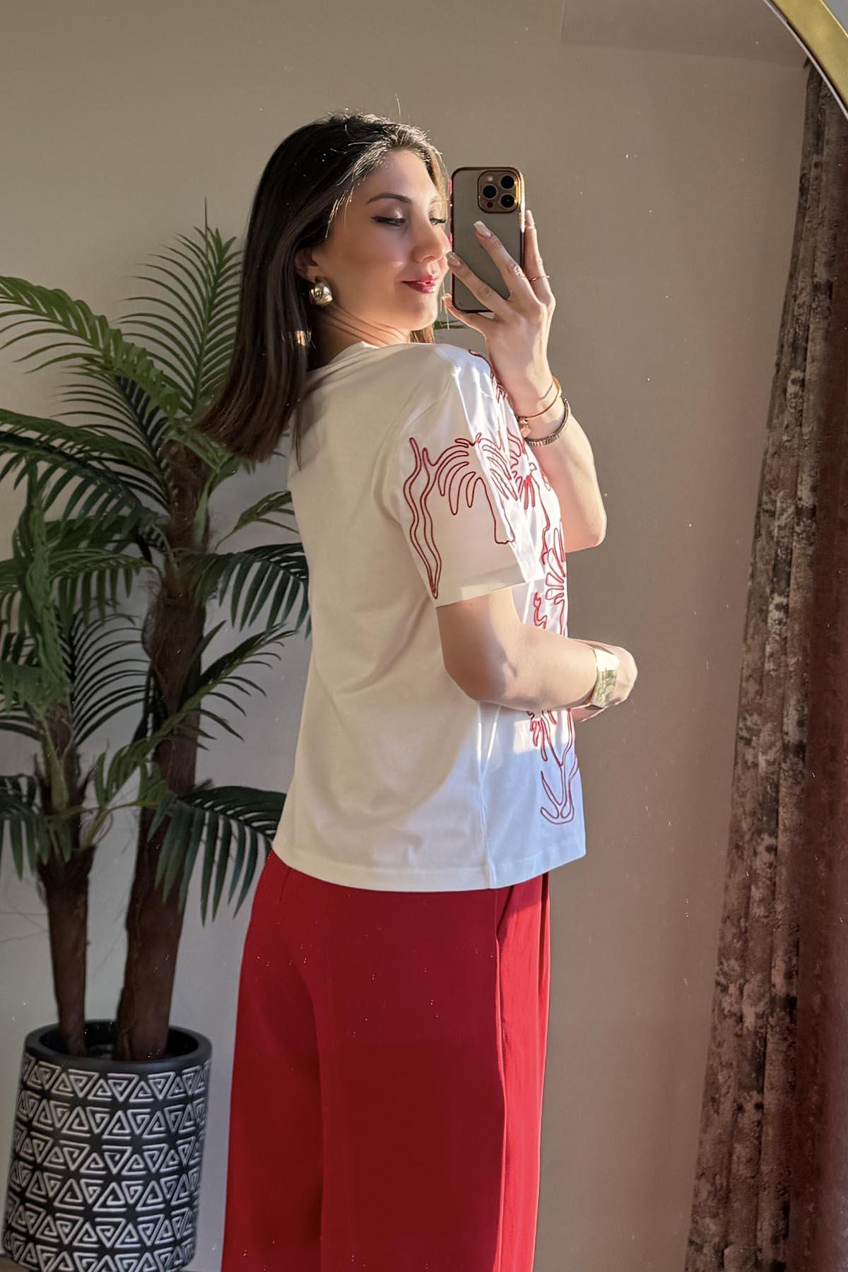 Beyaz Kırmızı Nakış İşlemeli T Shirt