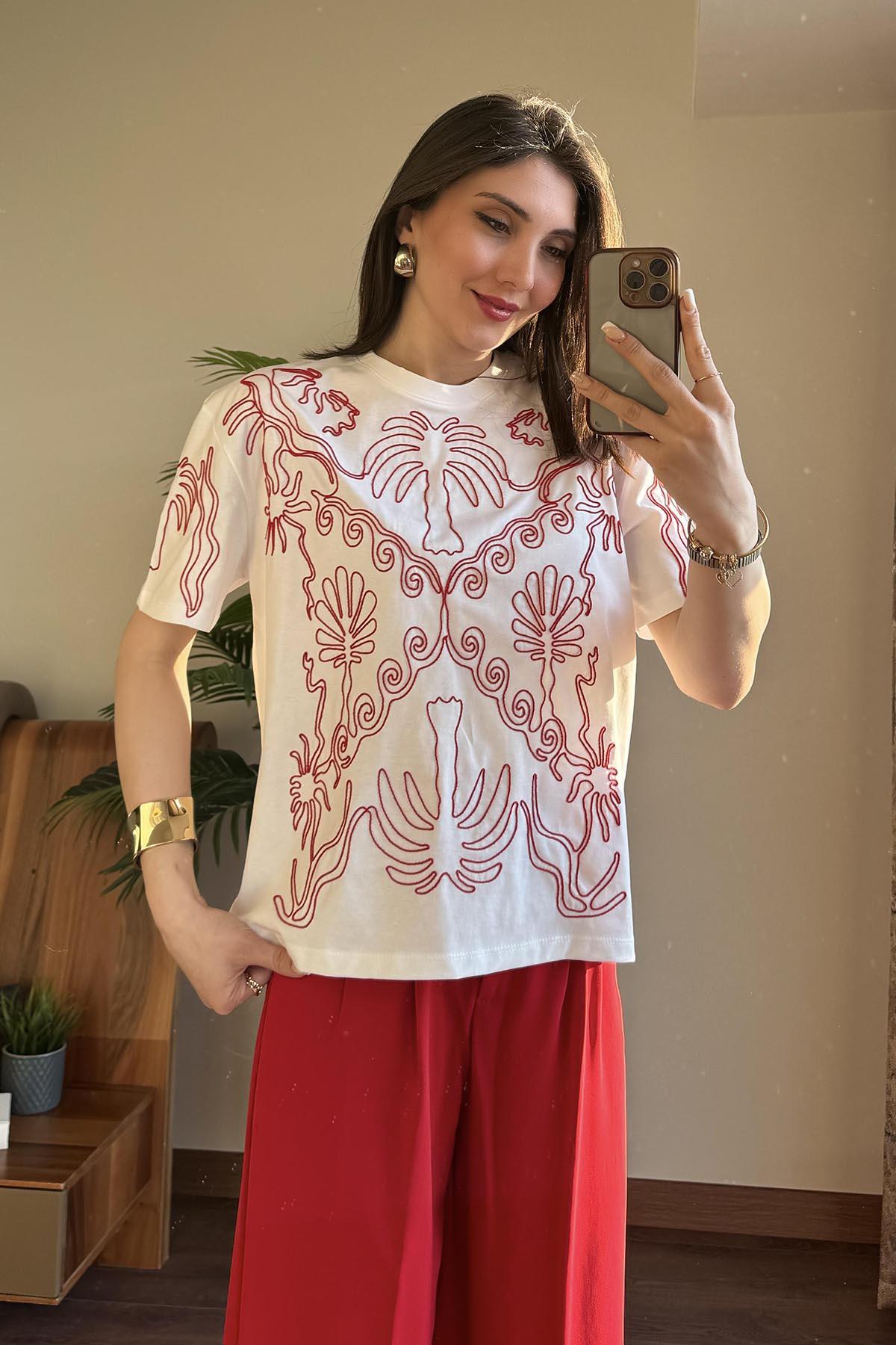 Beyaz Kırmızı Nakış İşlemeli T Shirt