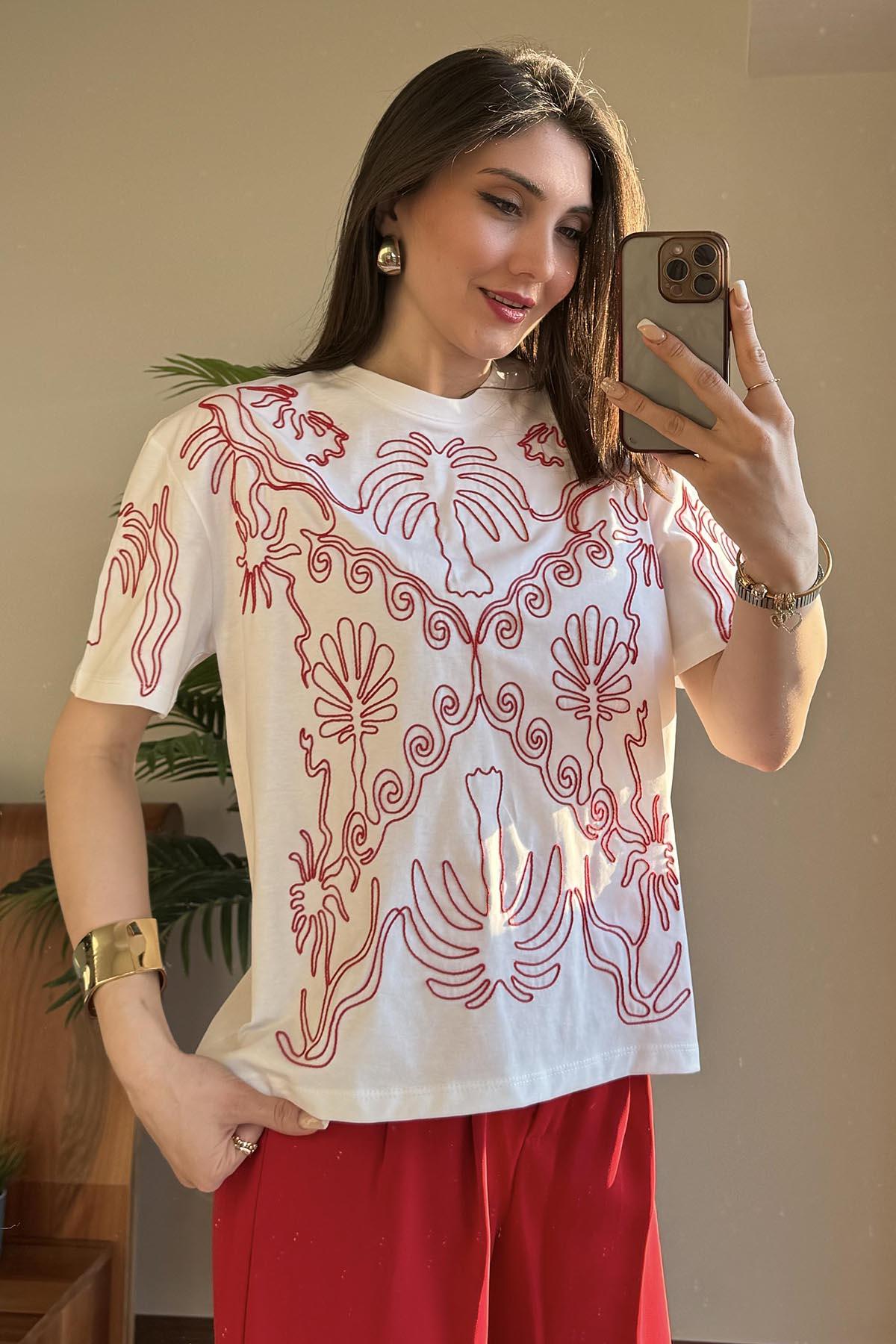 Beyaz Kırmızı Nakış İşlemeli T Shirt
