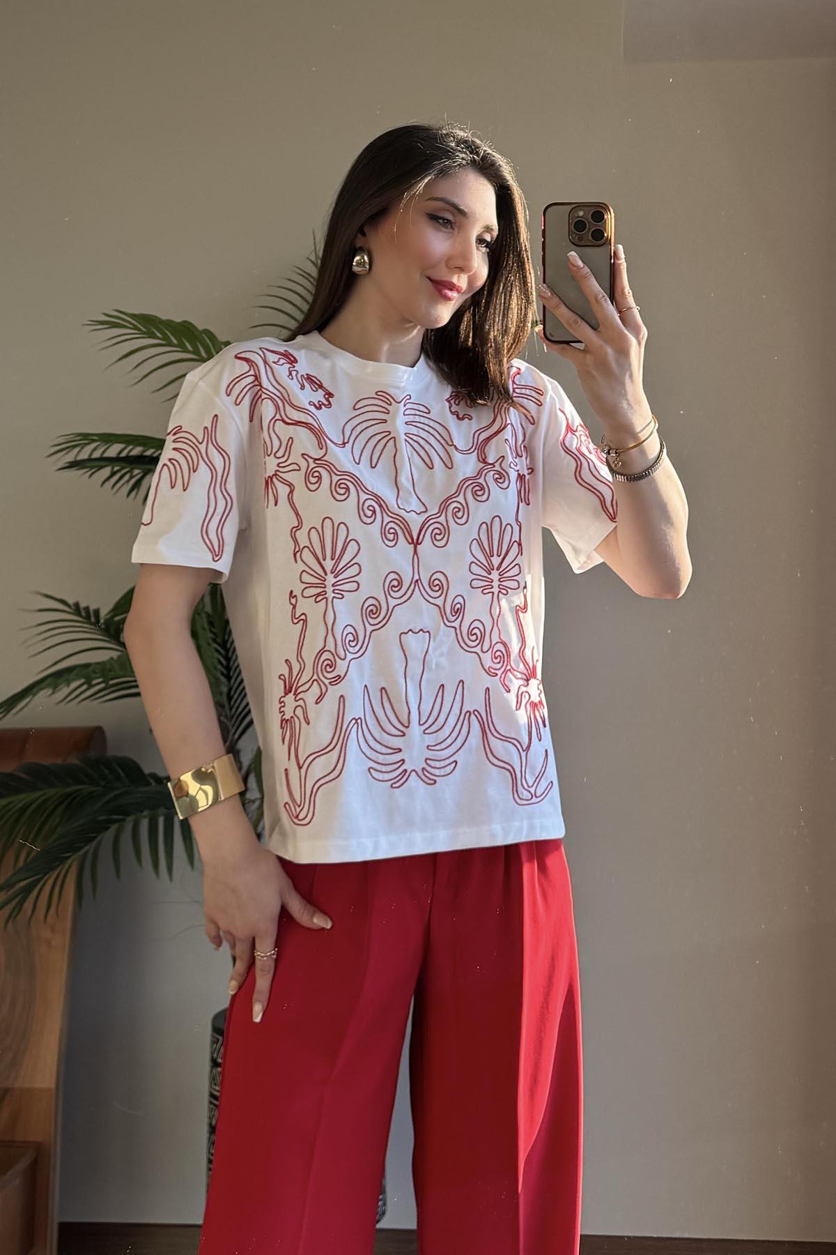 Beyaz Kırmızı Nakış İşlemeli T Shirt