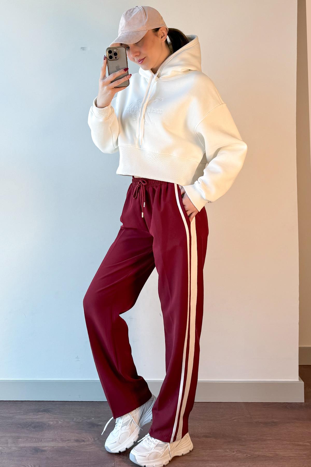 Beyaz Nakış Detaylı Kapüşonlu Crop Sweatshirt