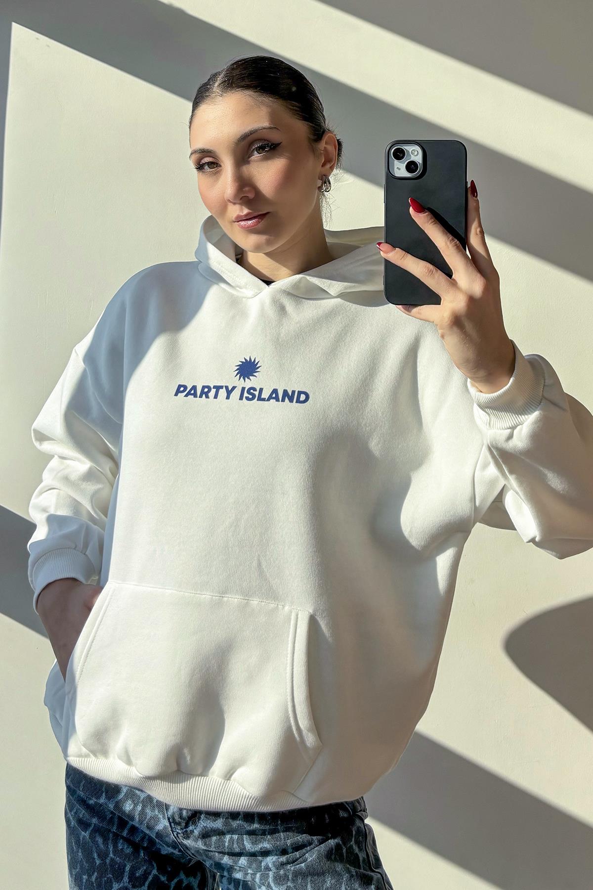 Beyaz Party Island Baskılı Sweatshirt