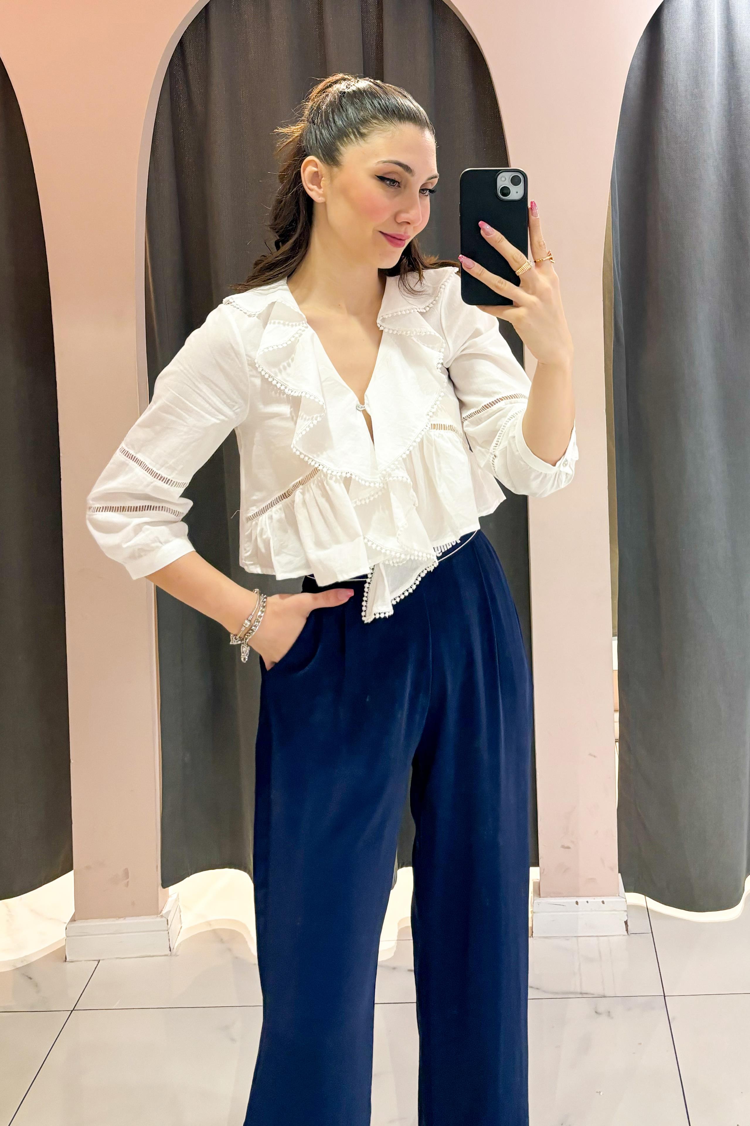Beyaz Şerit Dantel Detaylı Fırfırlı Bluz
