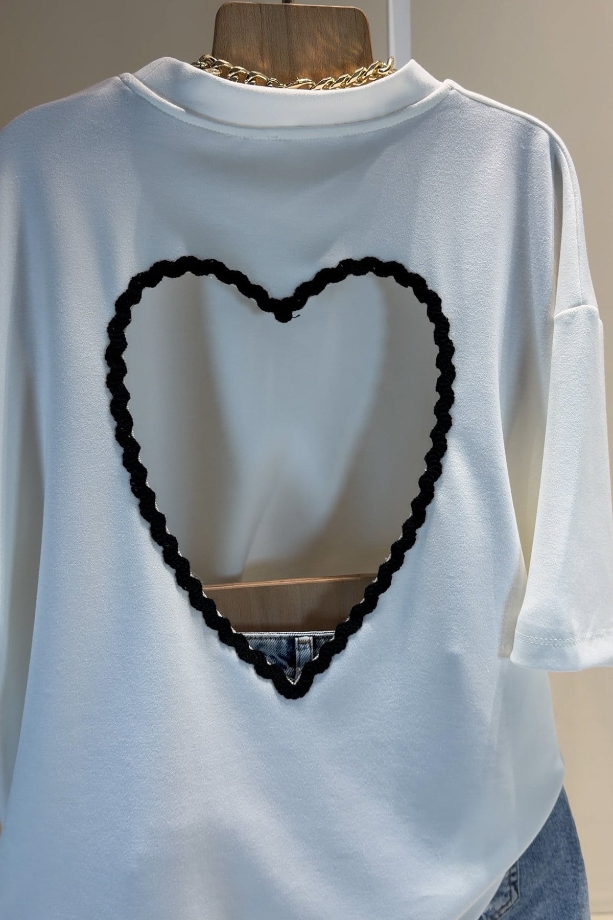 Beyaz Siyah Sırtı Kalp Nakış Dekolteli T Shirt