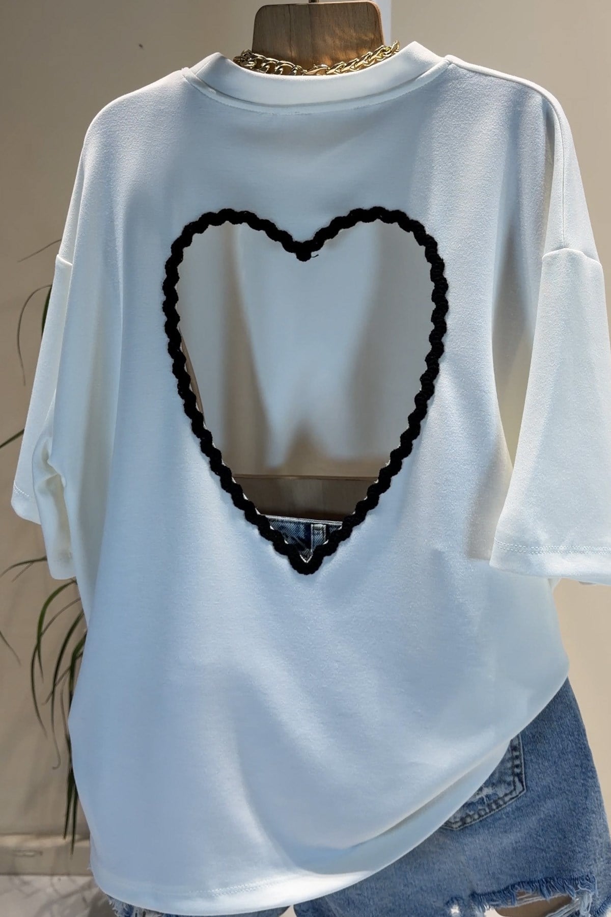 Beyaz Siyah Sırtı Kalp Nakış Dekolteli T Shirt