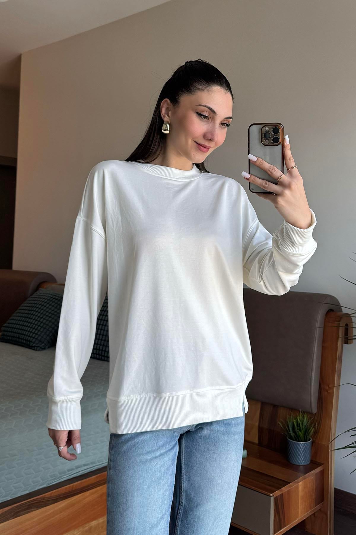 Beyaz Yakası ve Kolları Ribanalı Basic Sweatshirt