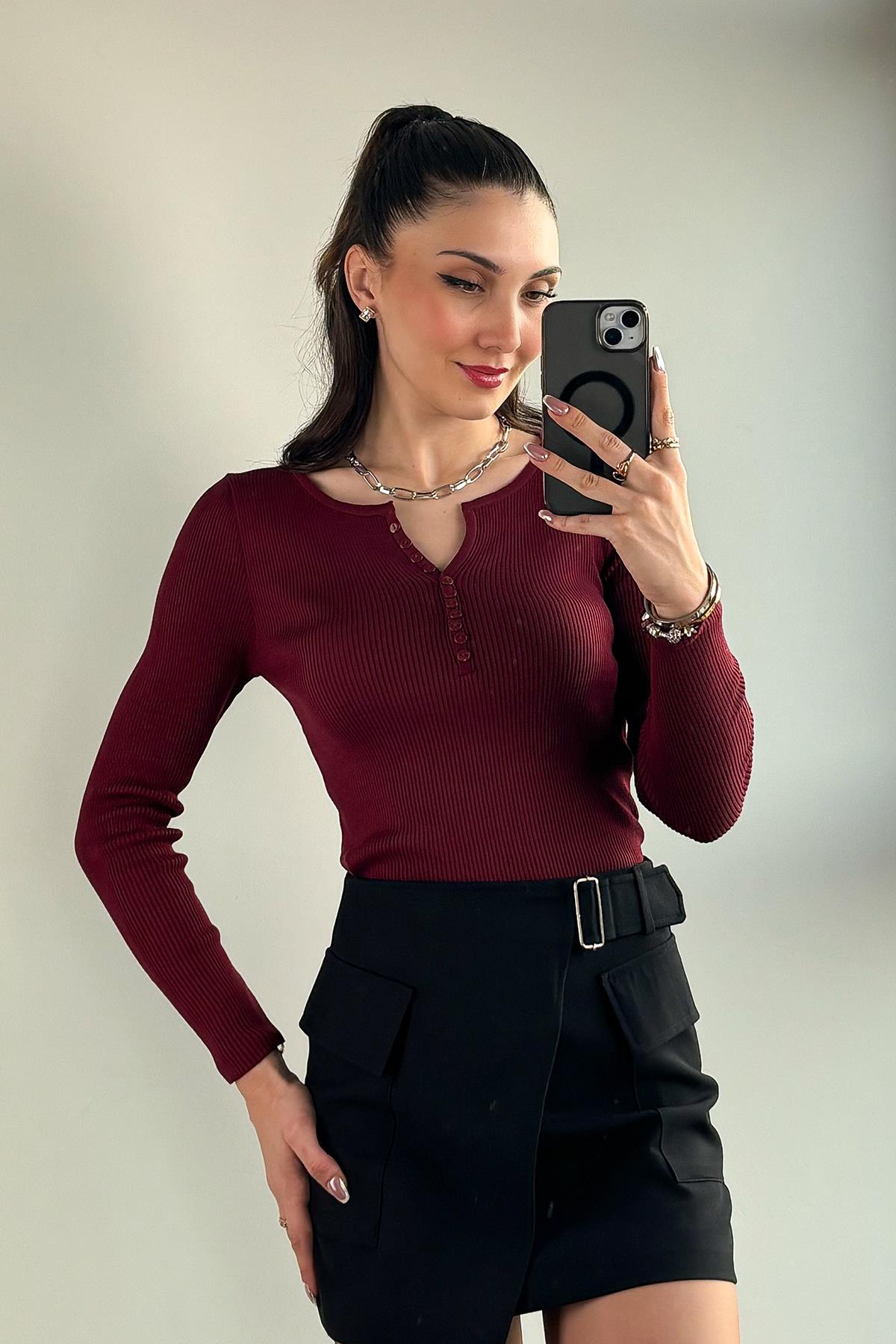 Bordo Yakası Düğmeli Triko Kazak