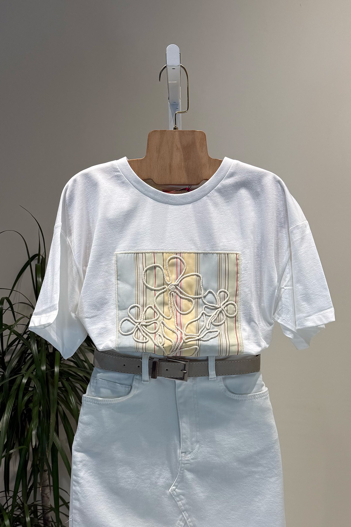 Ekru Çizgili Kumaş Dikişli Nakışlı T Shirt