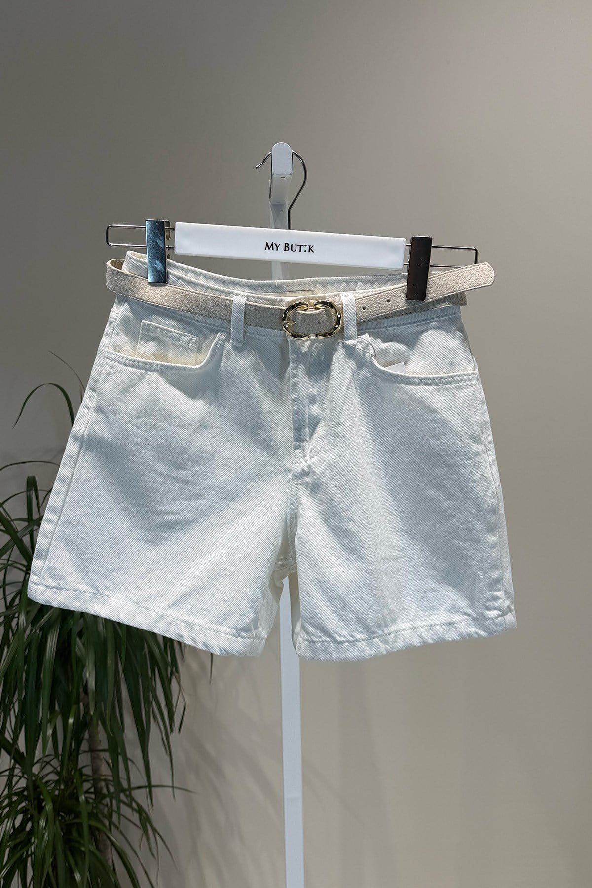 Ekru Kemerli Denim Şort