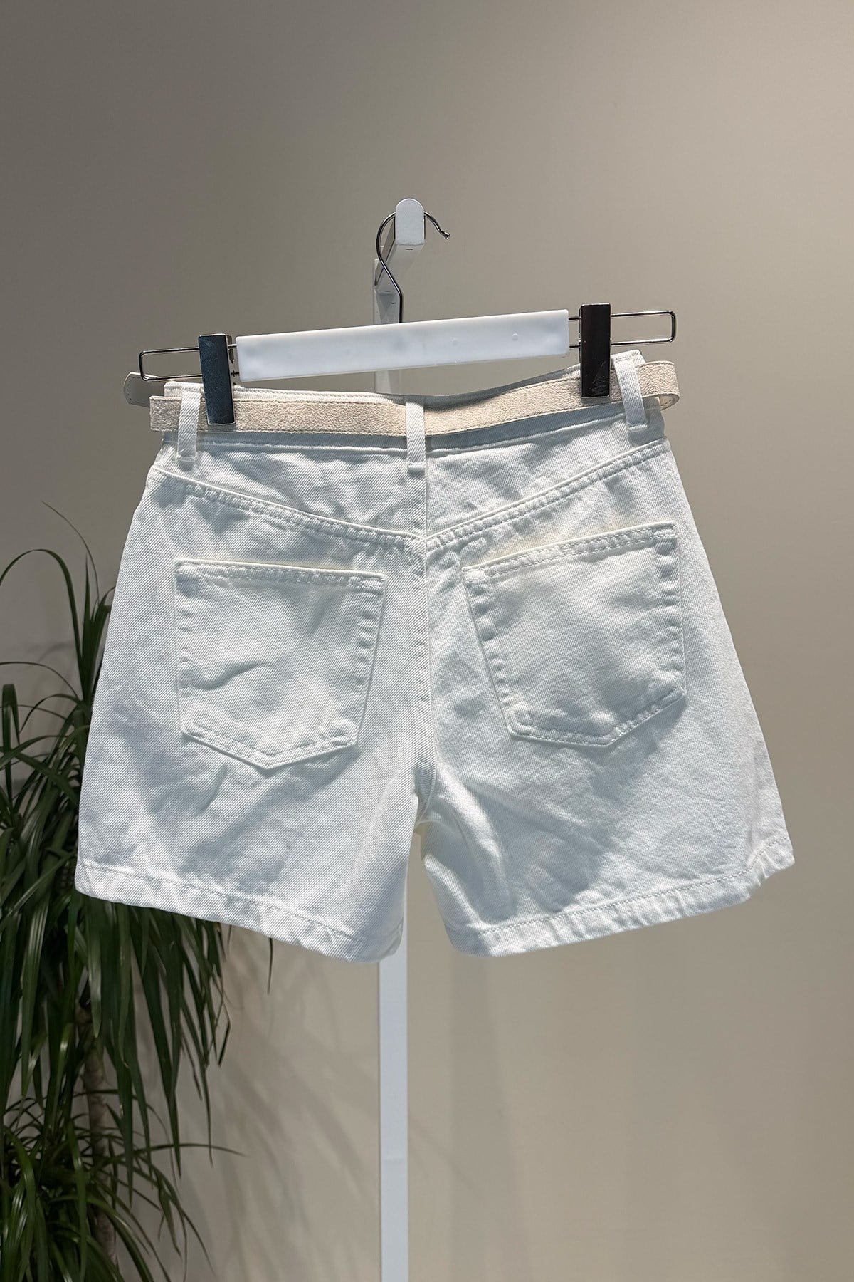 Ekru Kemerli Denim Şort