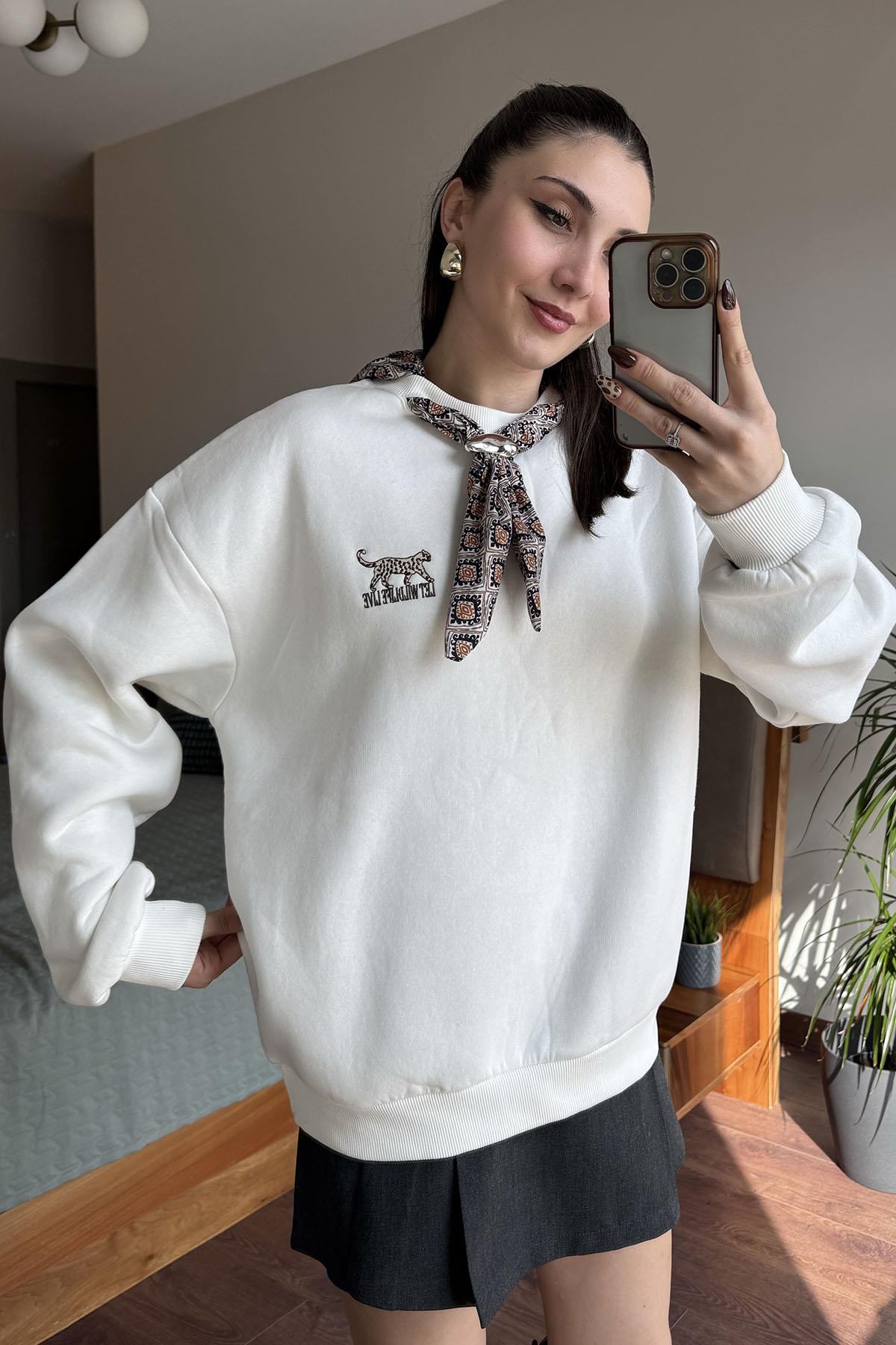 Ekru Leopar Nakışlı Fular Detaylı Sweatsihrt