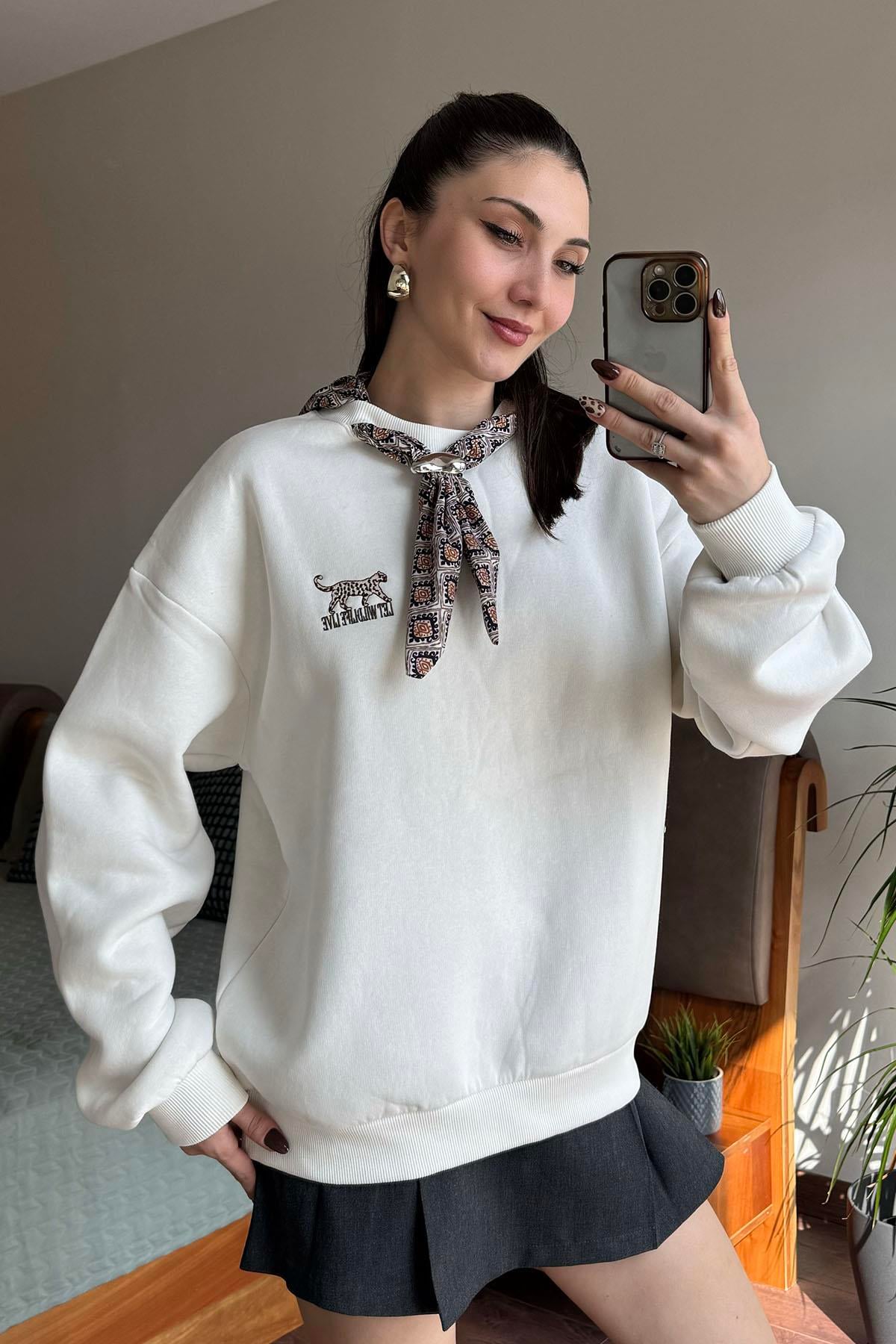 Ekru Leopar Nakışlı Fular Detaylı Sweatsihrt