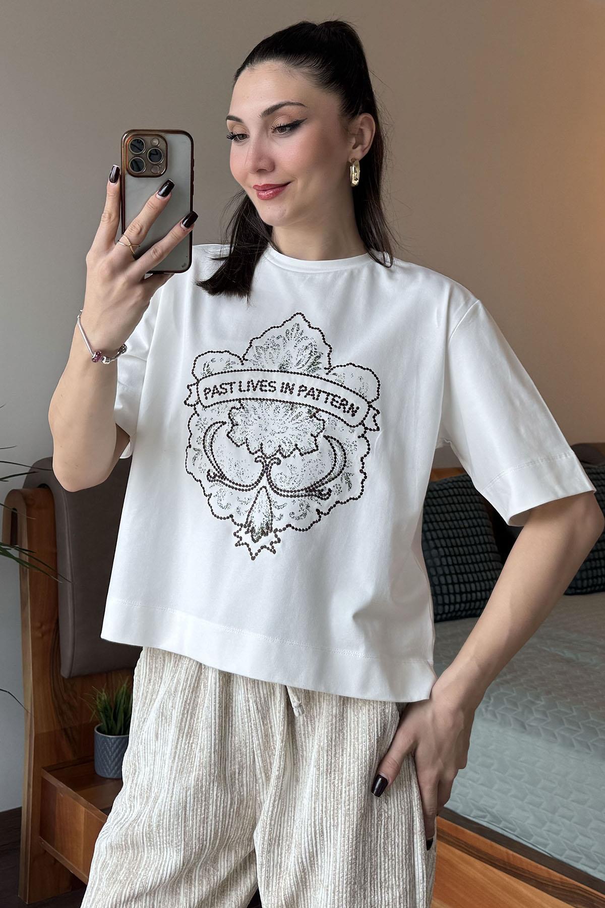 Ekru Nakış Detaylı T Shirt