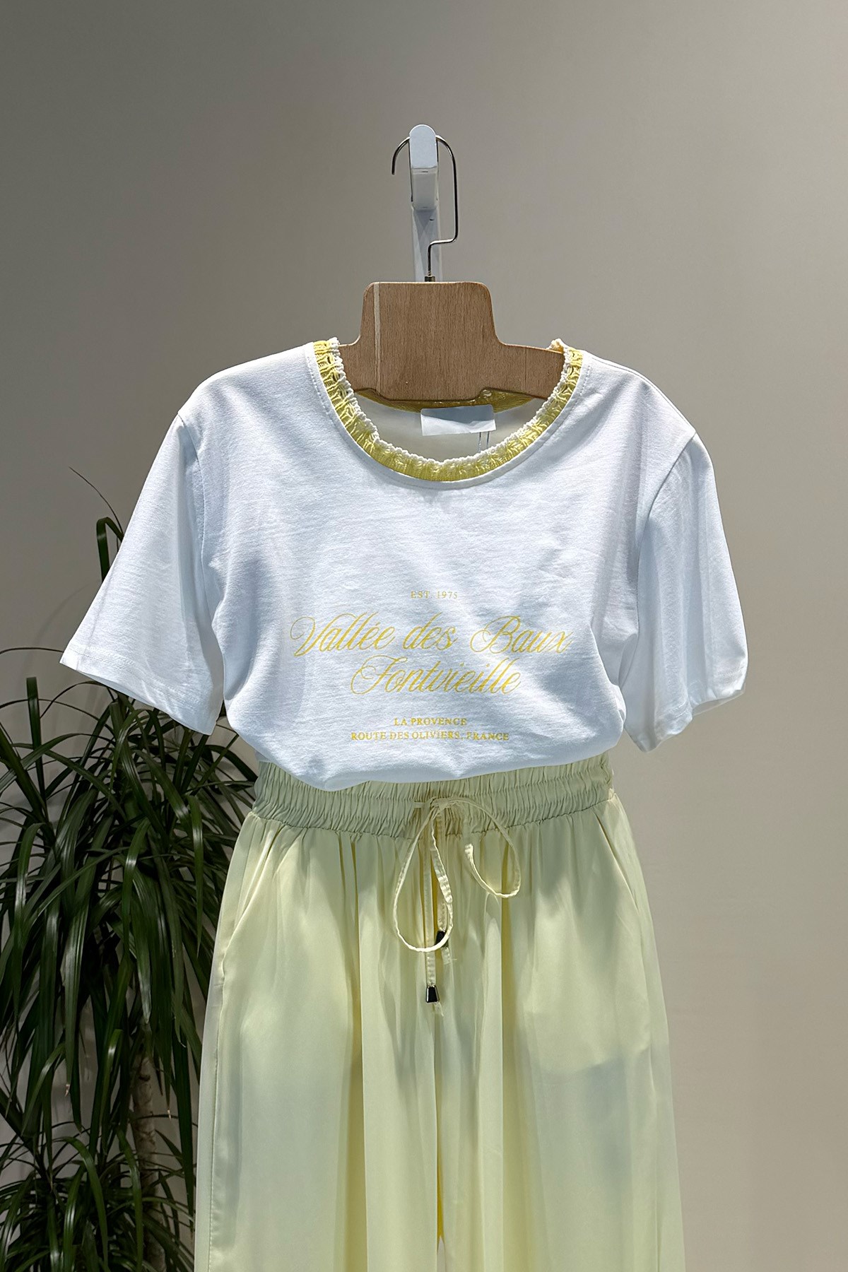 Ekru Sarı Biye Detaylı Baskılı T Shirt