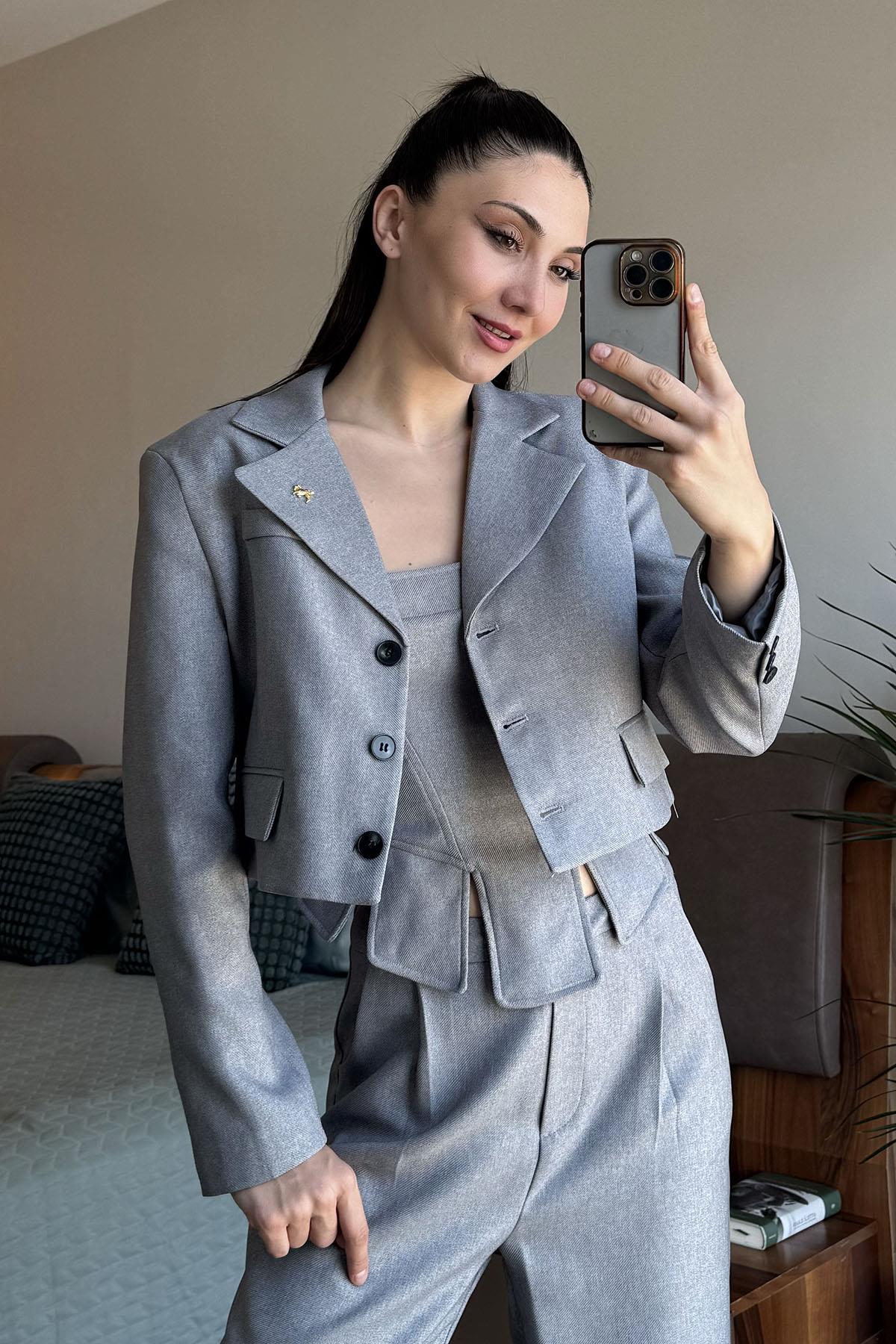 Gri Broşlu Crop Ceket